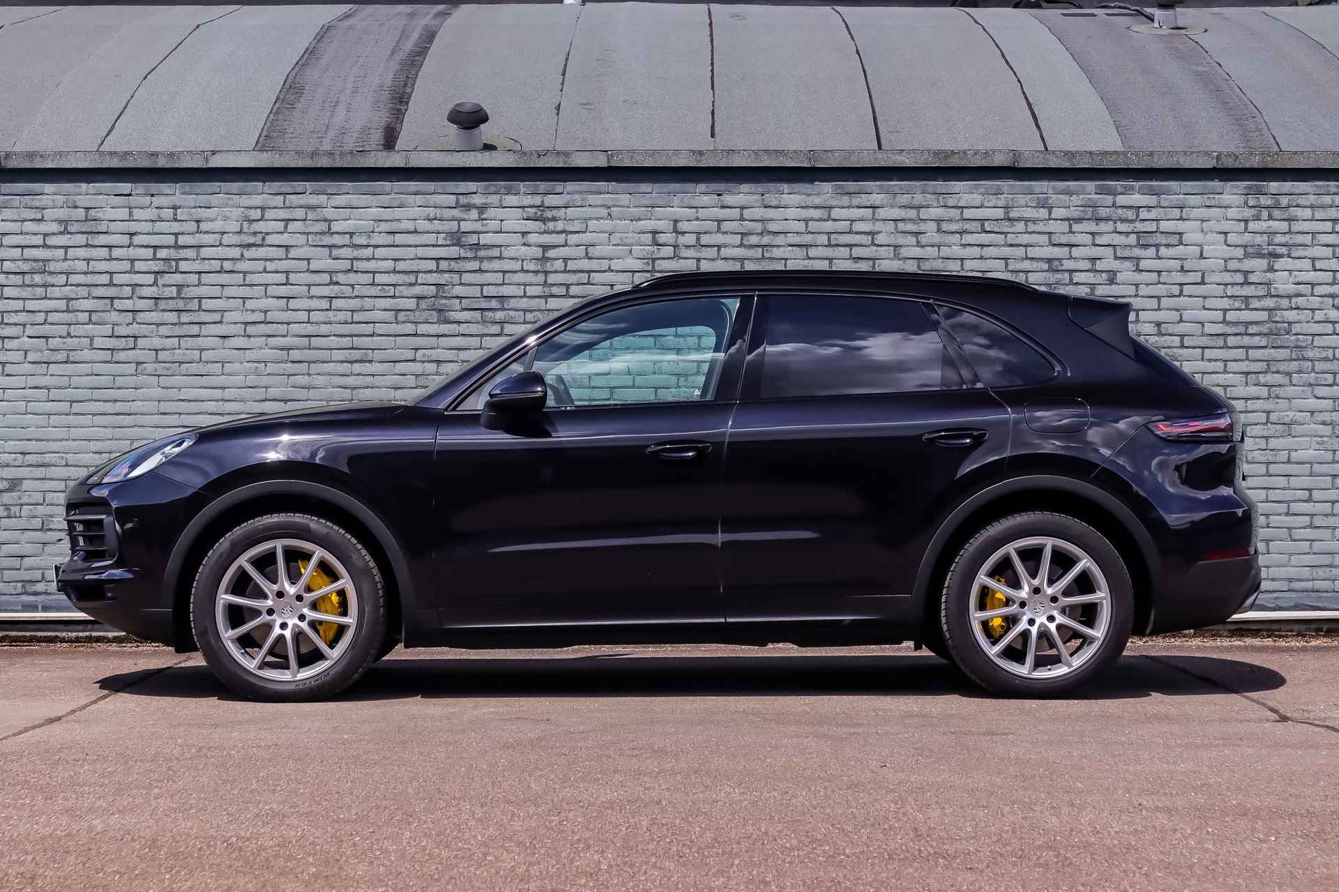 Porsche Cayenne 3.0 E-Hybrid | Luchtvering | Panoramadak | Trekhaak | Lederen Interieurdelen | Comfortleder | LED | Achteruitrijcamera - 7/44