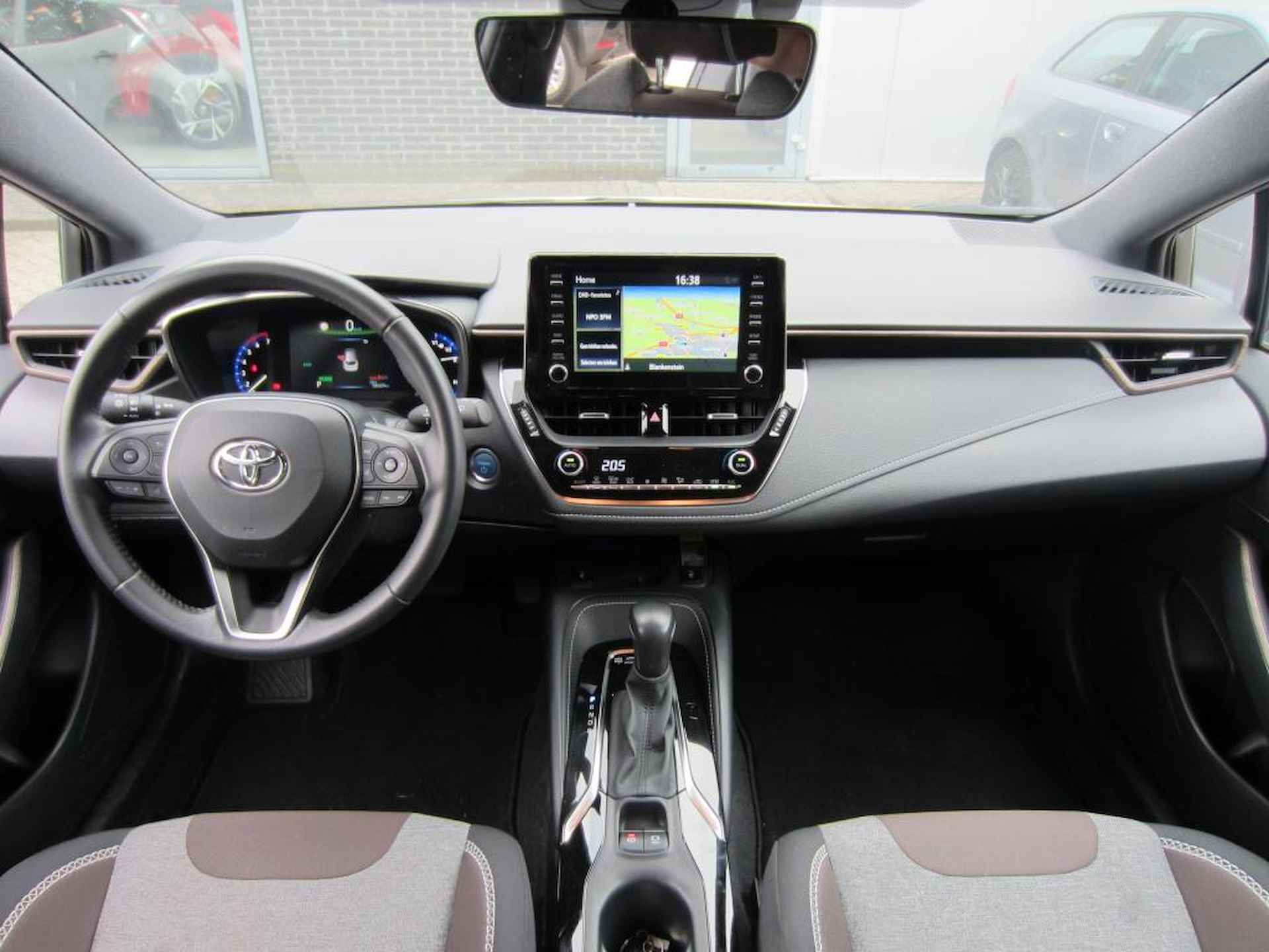 Toyota Corolla Touring Sports 1.8 Hybrid Trek Navi Clima Camera All-seasonbanden - 2/29