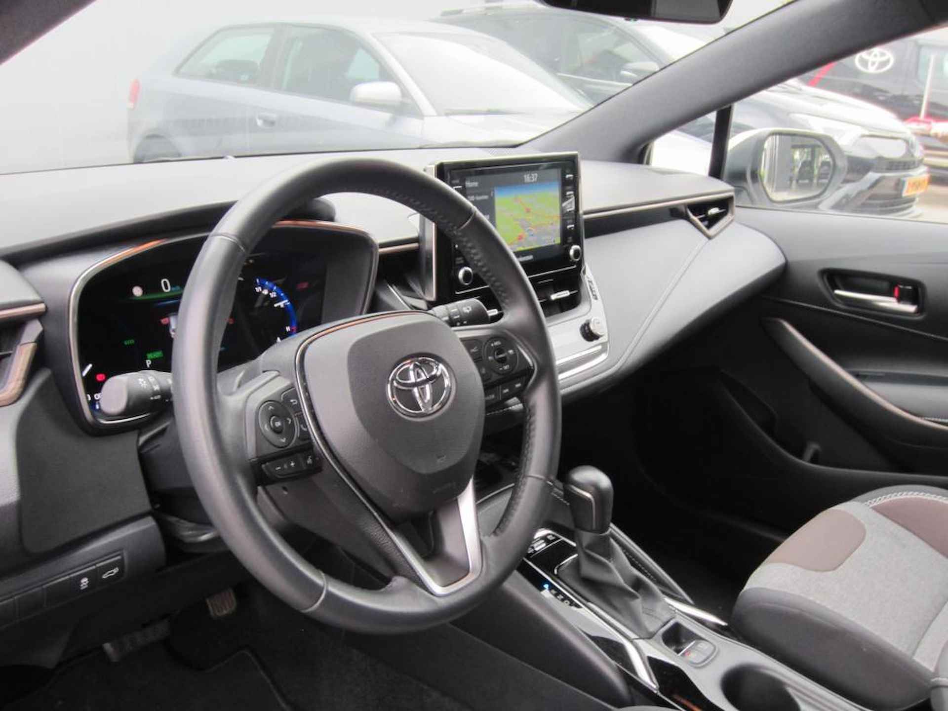 Toyota Corolla Touring Sports 1.8 Hybrid Trek Navi Clima Camera All-seasonbanden - 28/29