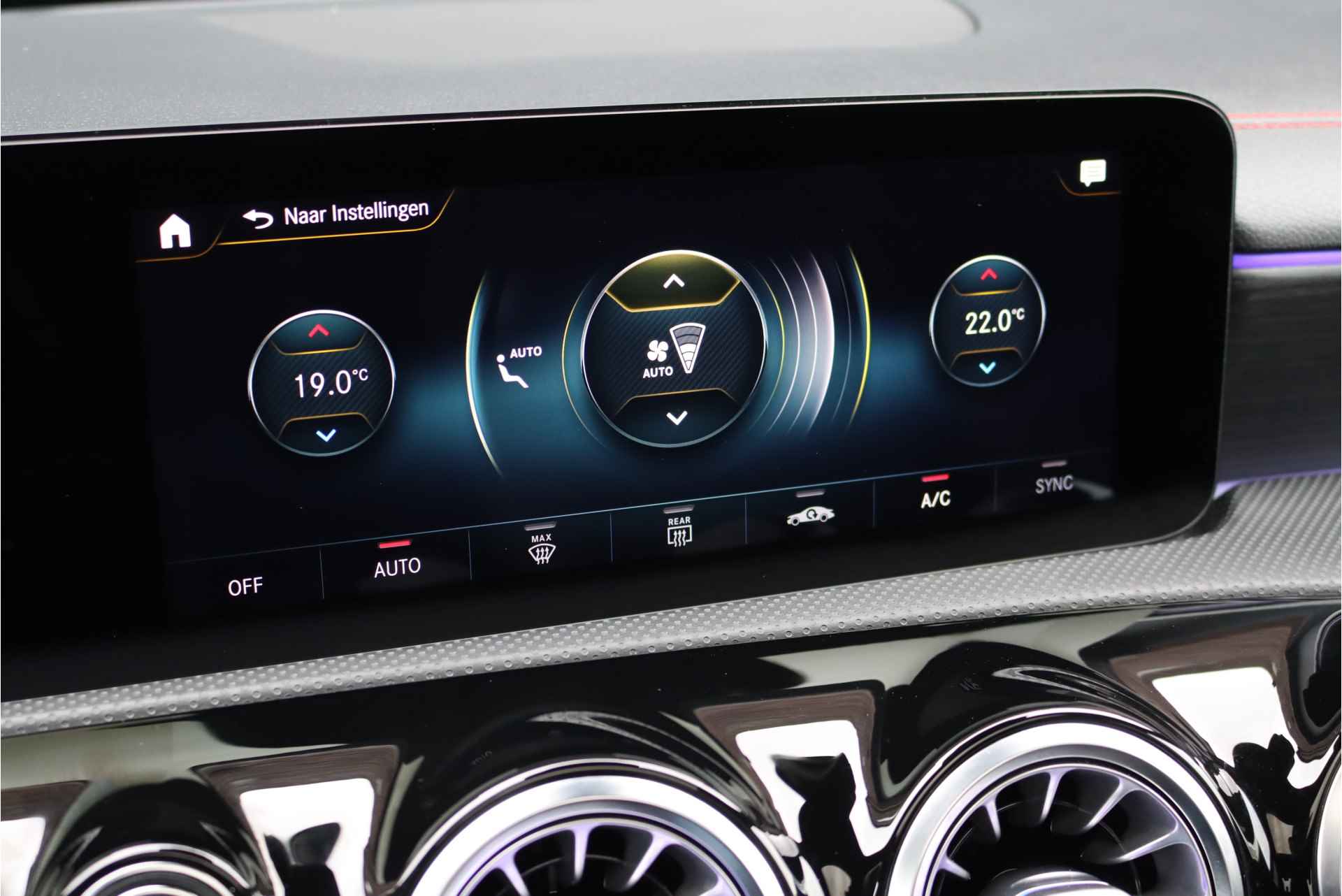 Mercedes-Benz CLA-Klasse 200 Premium AMG Line Aut7, Panoramadak, Camera, Dodehoekassistent, Augmented Reality, Keyless Go, Advanced Sound System, Cruise Control, Multibeam LED, Etc. - 39/39