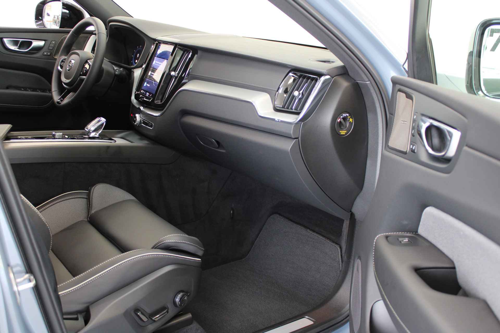 Volvo XC60 T6 350PK AWD Ultra Dark | Luchtvering | Gelam Glas | Compleet! | 22'' | Contourstoelen | 360º view - 6/77
