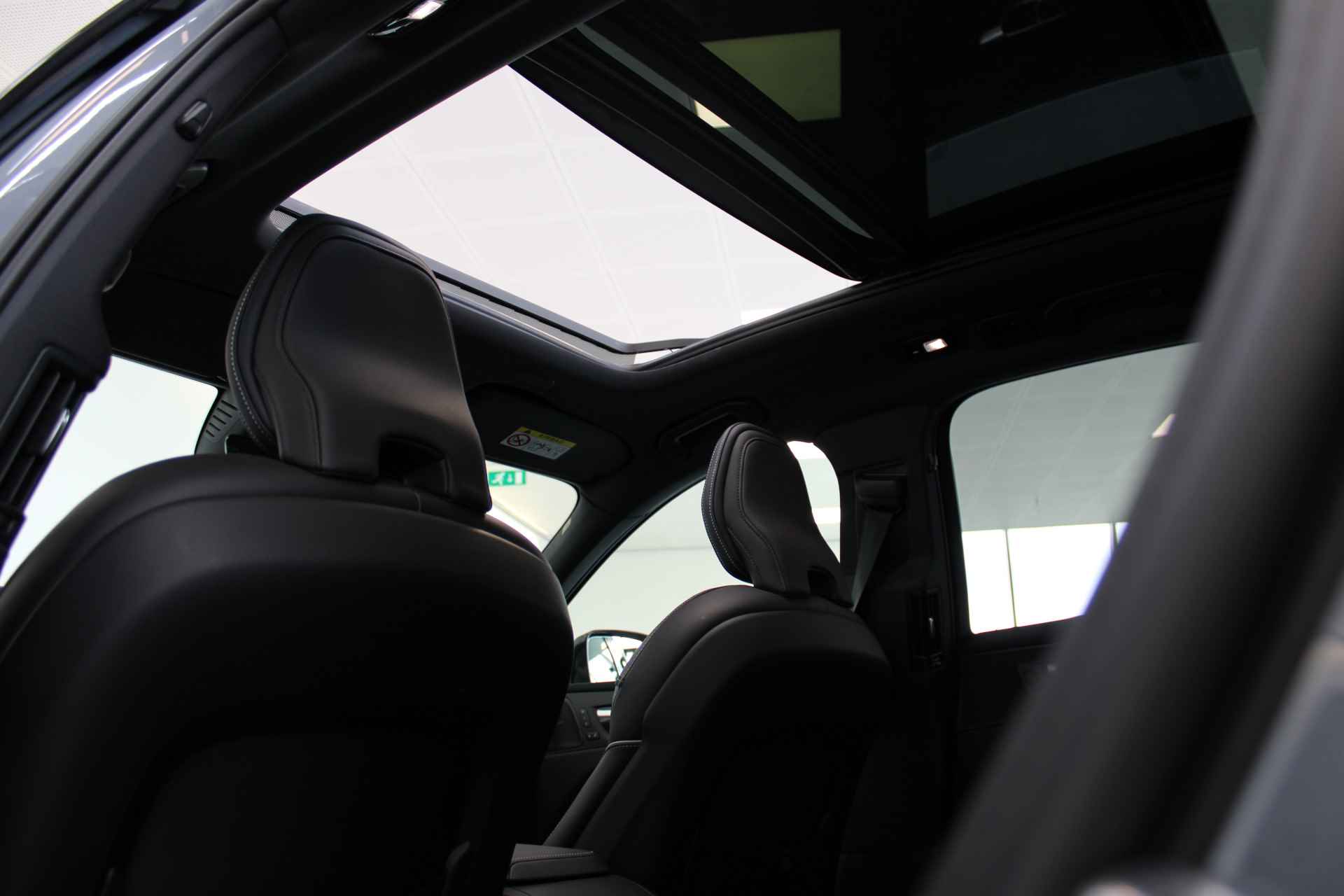Volvo XC60 T6 350PK AWD Ultra Dark | Luchtvering | Gelam Glas | Compleet! | 22'' | Contourstoelen | 360º view - 11/77