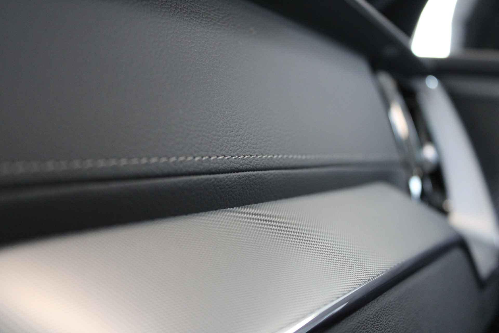 Volvo XC60 T6 350PK AWD Ultra Dark | Luchtvering | Gelam Glas | Compleet! | 22'' | Contourstoelen | 360º view - 45/77