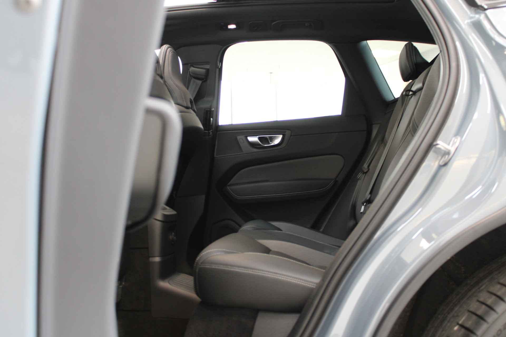 Volvo XC60 T6 350PK AWD Ultra Dark | Luchtvering | Gelam Glas | Compleet! | 22'' | Contourstoelen | 360º view - 65/77