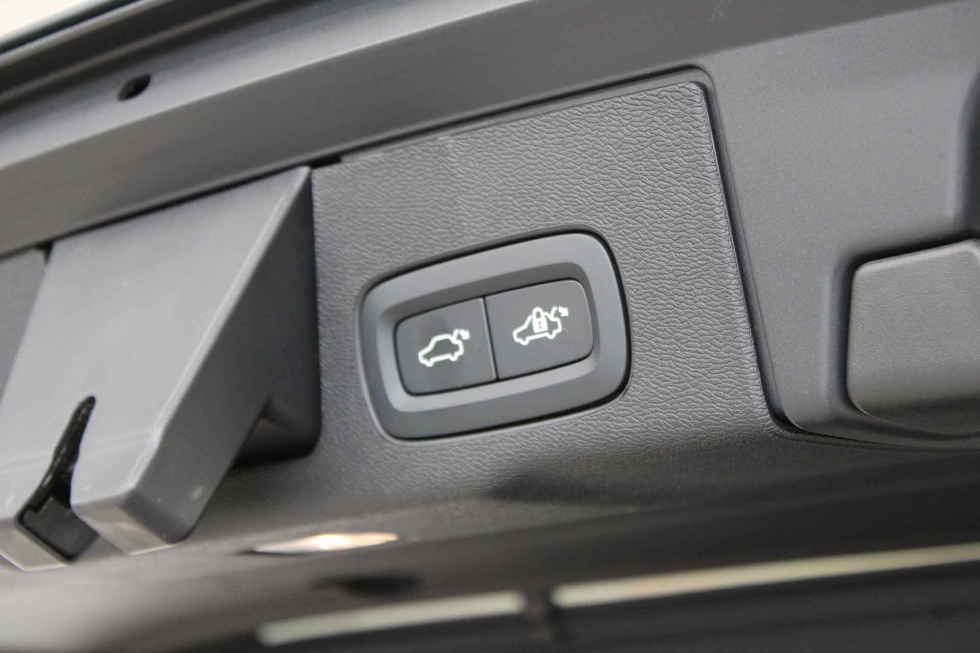 Volvo XC60 T6 350PK AWD Ultra Dark | Luchtvering | Gelam Glas | Compleet! | 22'' | Contourstoelen | 360º view - 70/77