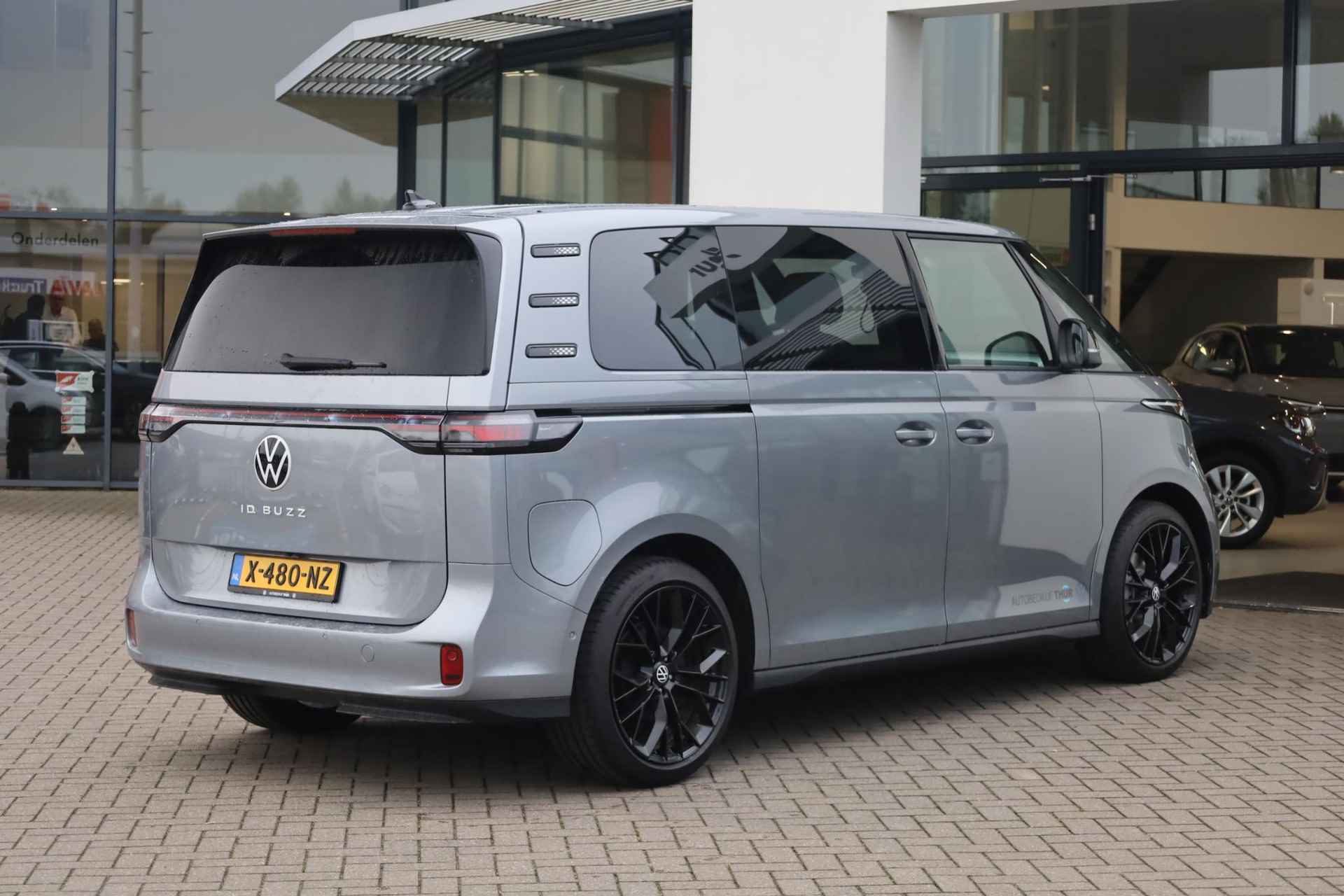 Volkswagen ID. Buzz 1st 77kWh 204PK / 150kW, LED Matrix (IQ.Lights), verwarmbare voorstoelen, achteruitrijcamera, 2-zone climatronic, DAB+, dynamische grootlichtassistent, front Assist, diefstalalarm (alarm klasse III), lane assist, adaptive cruise control (acc), Apple Carplay / Android Auto - 2/34