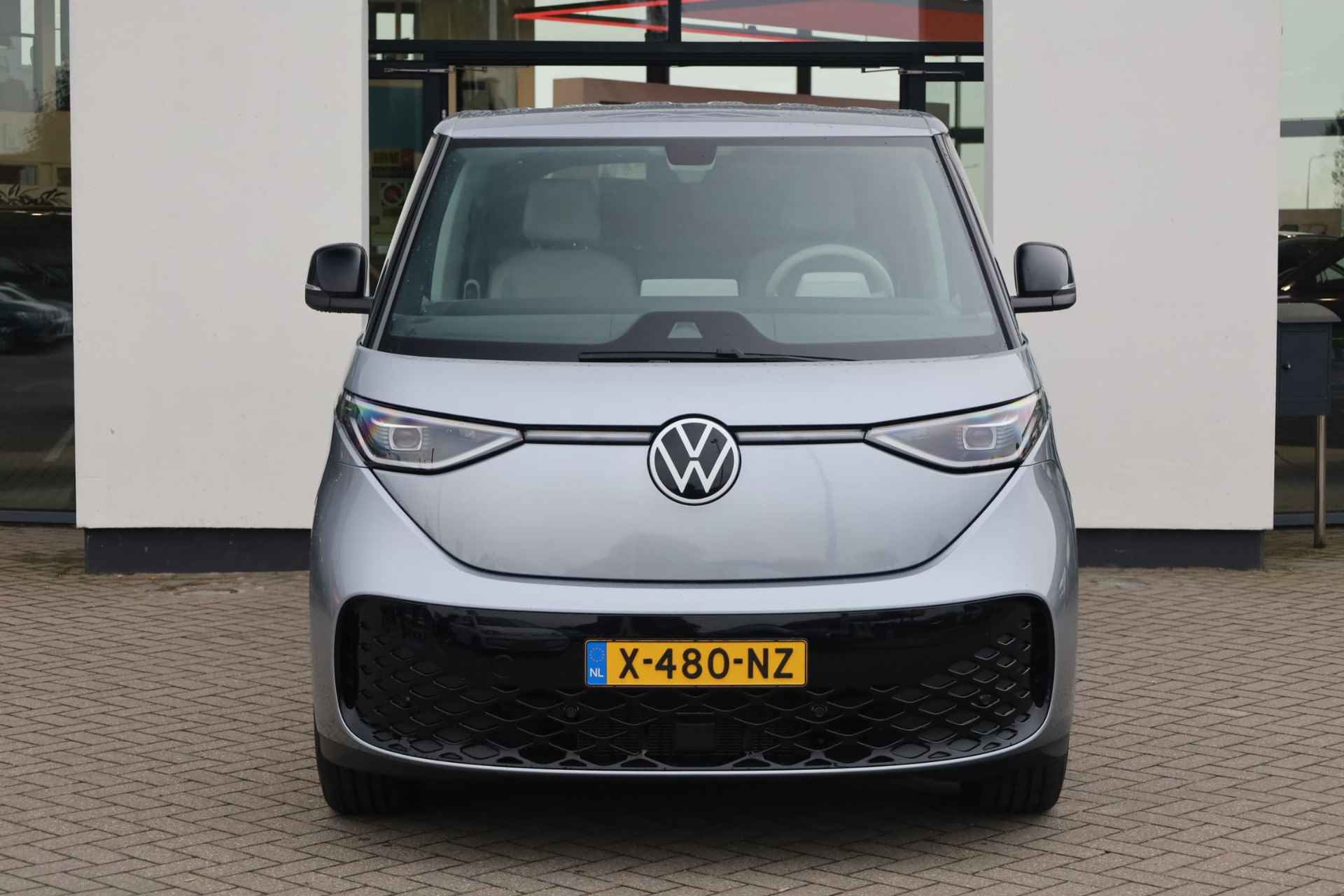 Volkswagen ID. Buzz 1st 77kWh 204PK / 150kW, LED Matrix (IQ.Lights), verwarmbare voorstoelen, achteruitrijcamera, 2-zone climatronic, DAB+, dynamische grootlichtassistent, front Assist, diefstalalarm (alarm klasse III), lane assist, adaptive cruise control (acc), Apple Carplay / Android Auto - 3/34