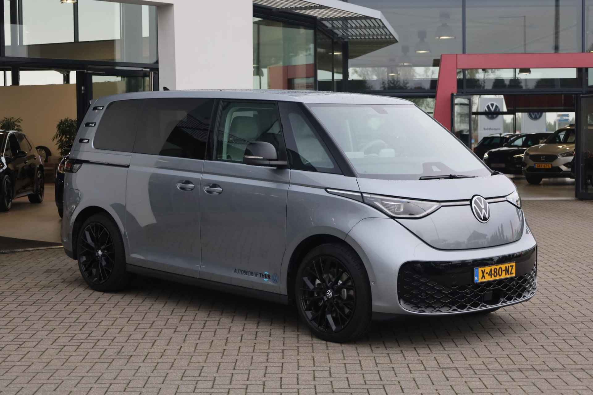 Volkswagen ID. Buzz 1st 77kWh 204PK / 150kW, LED Matrix (IQ.Lights), verwarmbare voorstoelen, achteruitrijcamera, 2-zone climatronic, DAB+, dynamische grootlichtassistent, front Assist, diefstalalarm (alarm klasse III), lane assist, adaptive cruise control (acc), Apple Carplay / Android Auto - 5/34