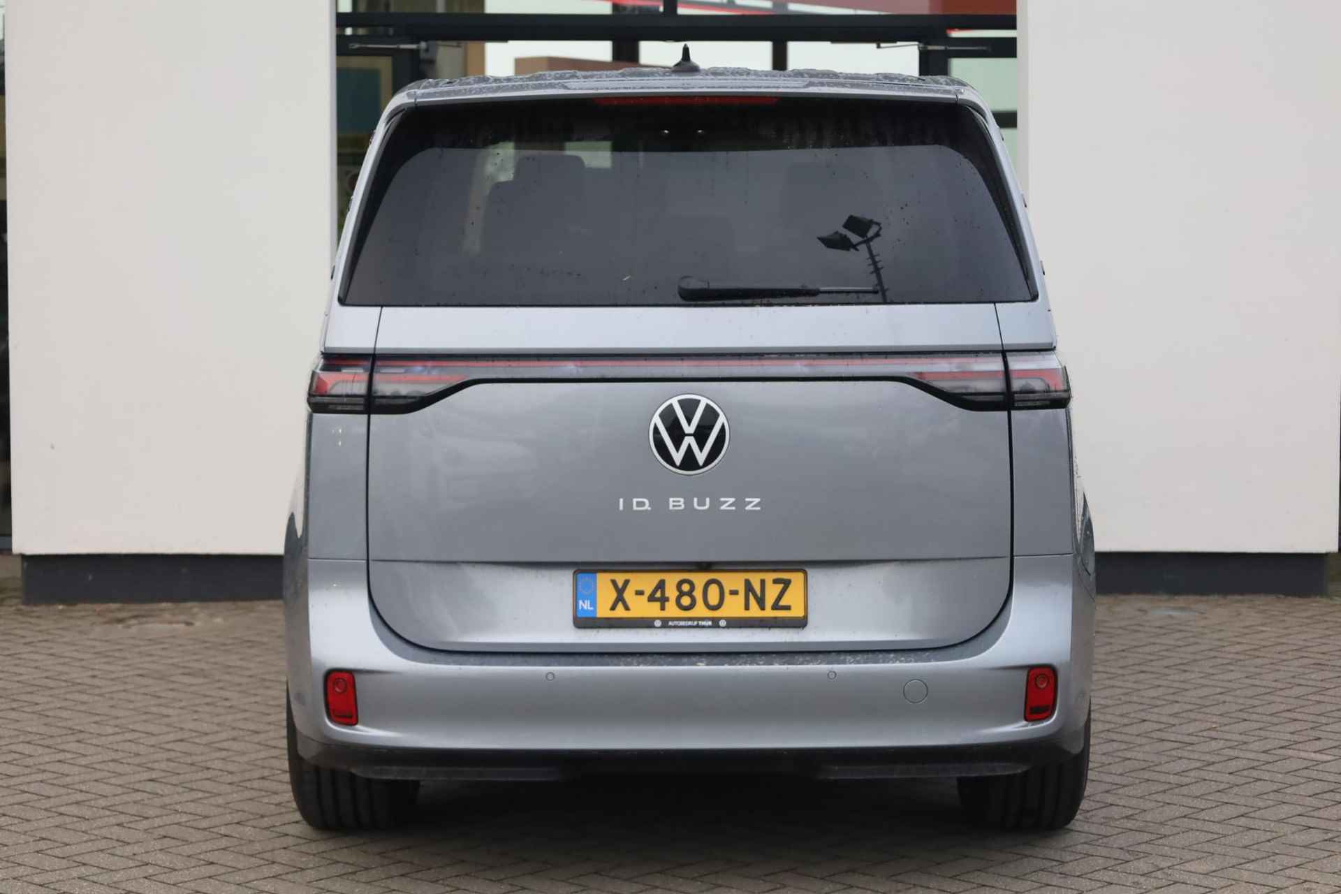 Volkswagen ID. Buzz 1st 77kWh 204PK / 150kW, LED Matrix (IQ.Lights), verwarmbare voorstoelen, achteruitrijcamera, 2-zone climatronic, DAB+, dynamische grootlichtassistent, front Assist, diefstalalarm (alarm klasse III), lane assist, adaptive cruise control (acc), Apple Carplay / Android Auto - 7/34