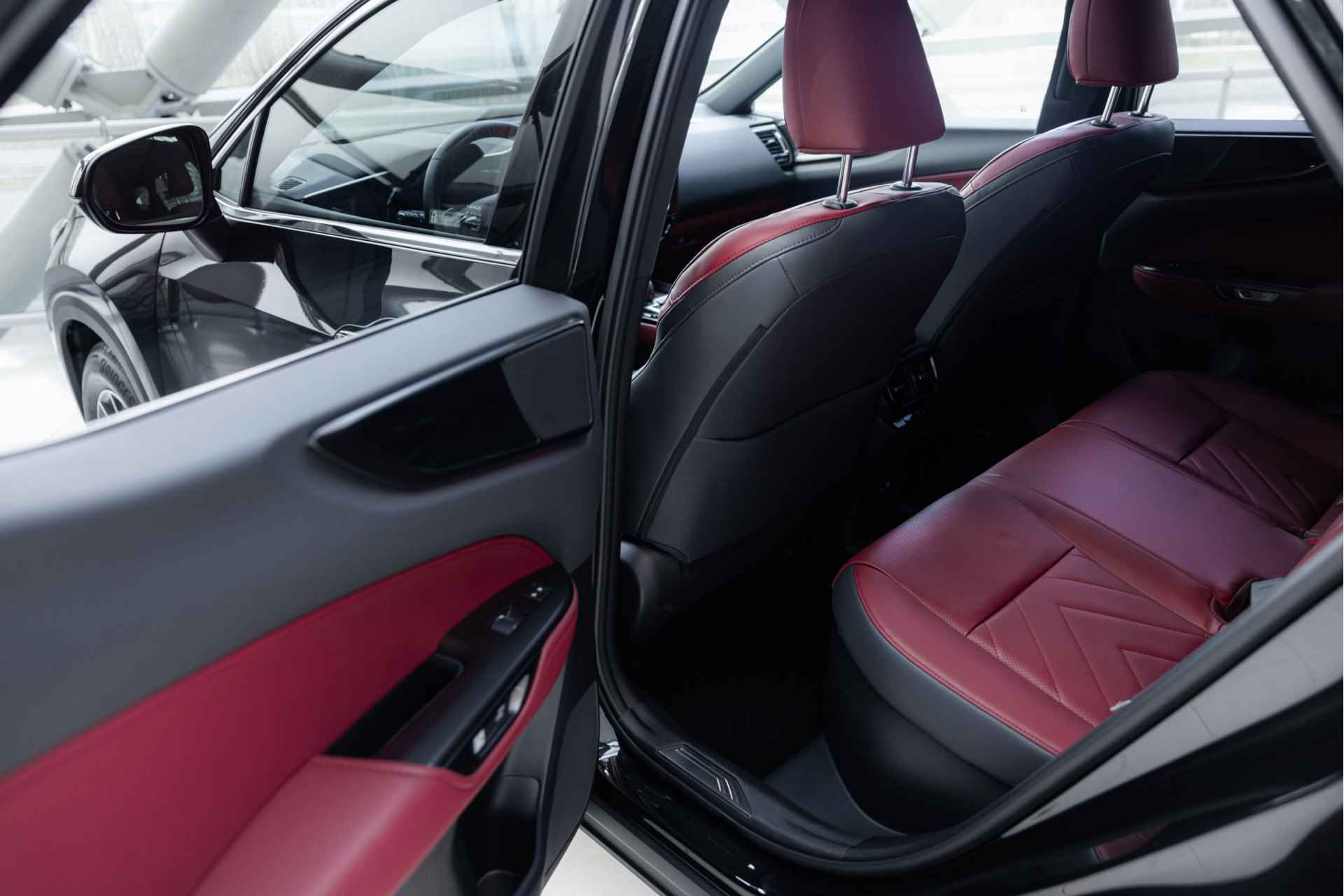 Lexus NX 450h+ AWD Luxury Line | 4x4 | Achteruitrijcamera | Climate Control | Parkeersensoren | - 11/55