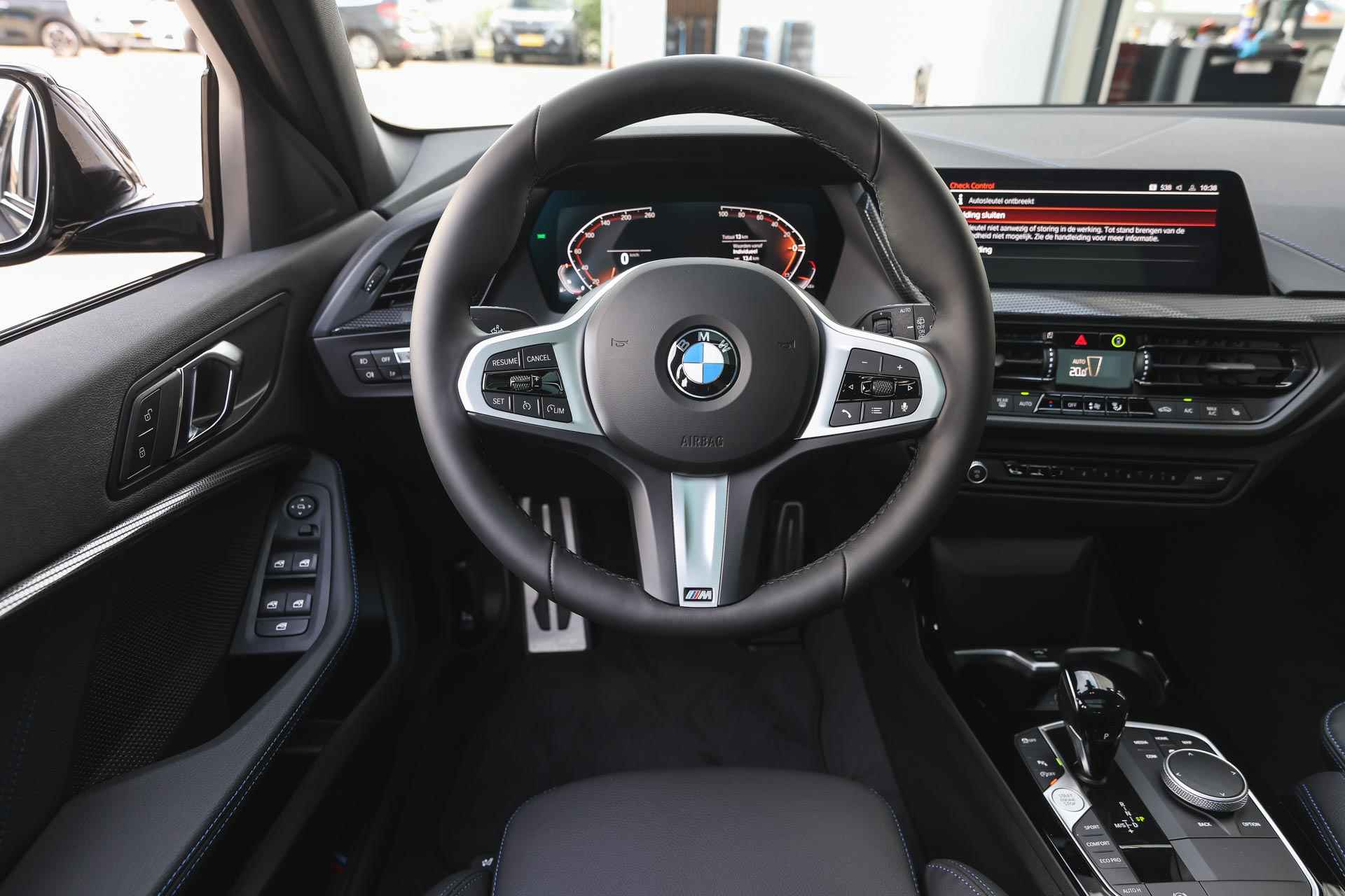 BMW 1-serie 118i High Executive M Sport Automaat / Panoramadak / Sportstoelen / Adaptieve LED / Parking Assistant / M Sportonderstel / Live Cockpit Professional - 4/29