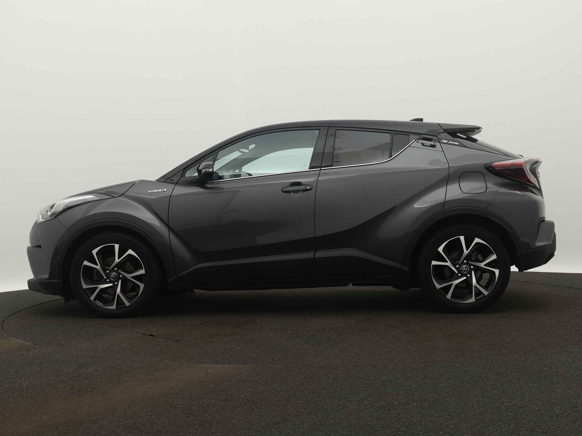 Toyota C-HR 1.8 Hybrid Bi-tone Plus Limited | Navigatie | Camera | LM velgen | Climate Control | Leder | Stoel en stuurwiel verwarmd | - 4/43