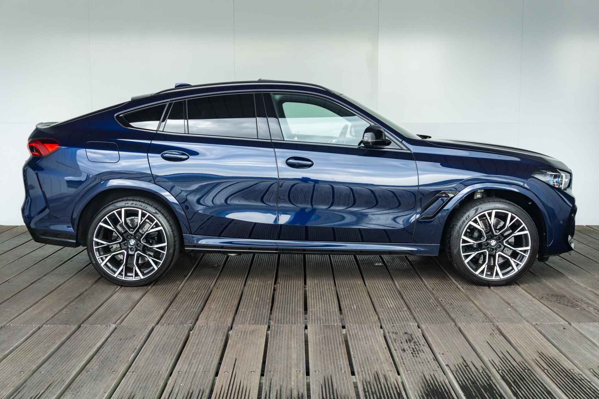 BMW X6 M Competion / M Driver's Pack / Glazen panoramadak Sky Lounge /  M Carbon Achterspoiler / Night Vision met persoonsherkenning / - 4/57