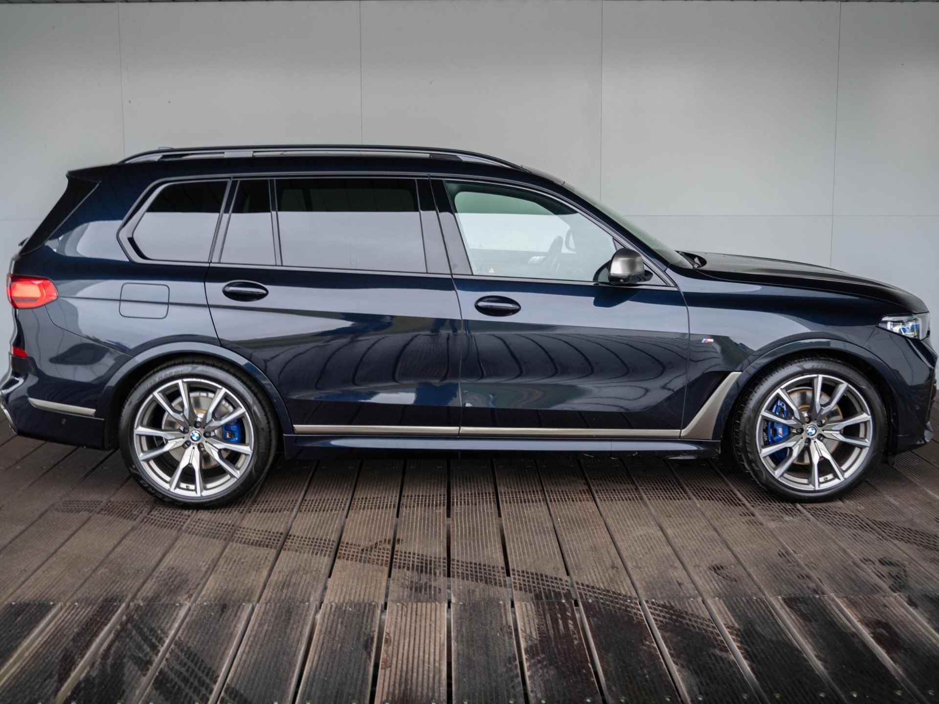 BMW X7 M50d High Executive | M-Sportpakket | 22 inch | Executive Drive Pro | Clarity Glas Interieur | Driving Assistant Professional | BMW Laserlight | Harman Kardon - 4/73