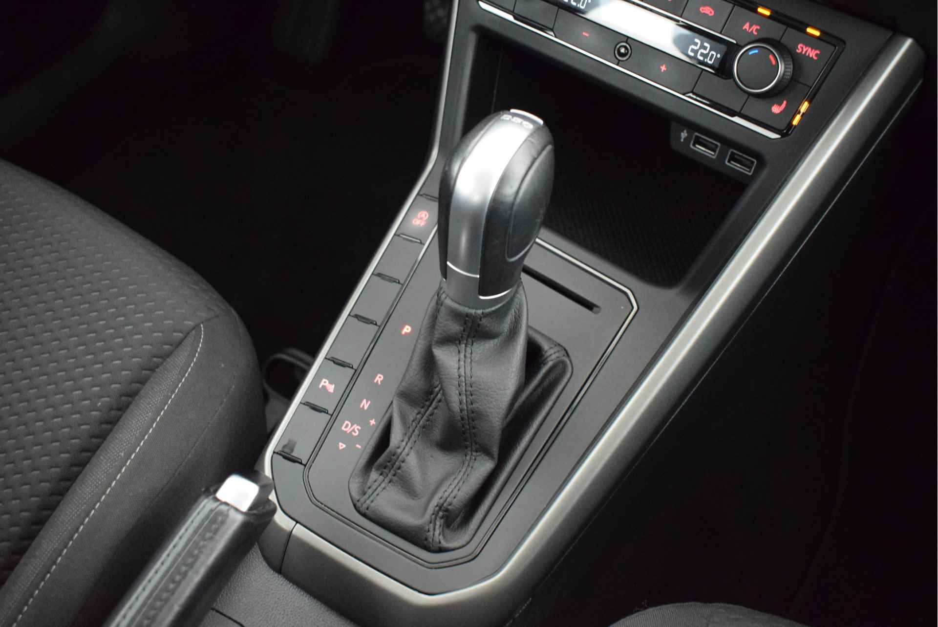 Volkswagen Polo 1.0 TSI 95pk DSG Comfortline Business Navigatie Stoelverwarming Parkeersensoren Climate Control - 26/36