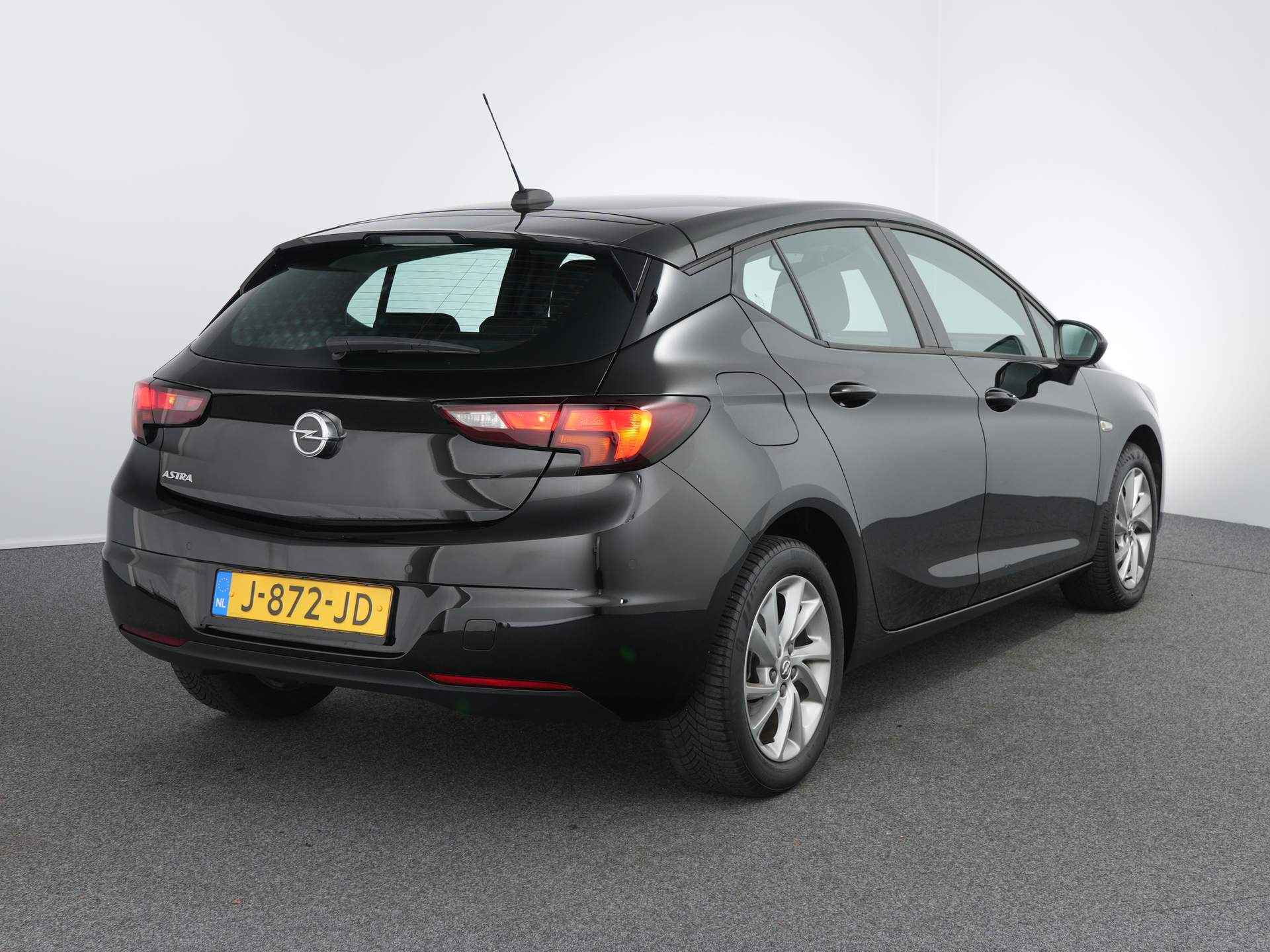 Opel Astra 1.2 Edition Navigatie | Cruise control | parkeersensoren voor/achter| Climate control | - 3/38