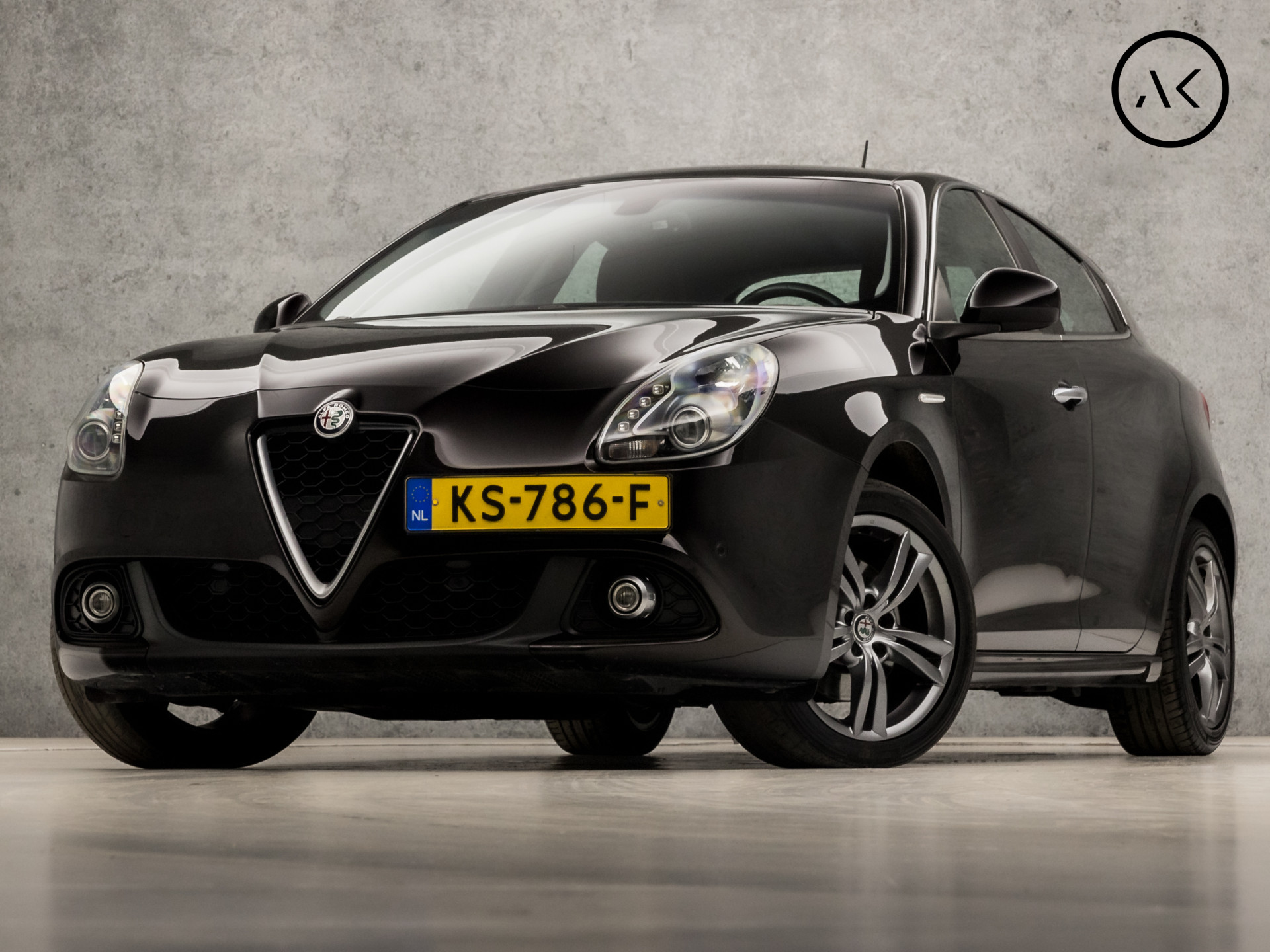 Alfa Romeo Giulietta 1.4 Turbo Premium Super Sport 170Pk Automaat (NAVIGATIE, CLIMATE, STOELVERWARMING, LEDER, SPORTSTOELEN, TREKHAAK, NIEUWE APK, START/STOP, XENON, CRUISE, NIEUWSTAAT)