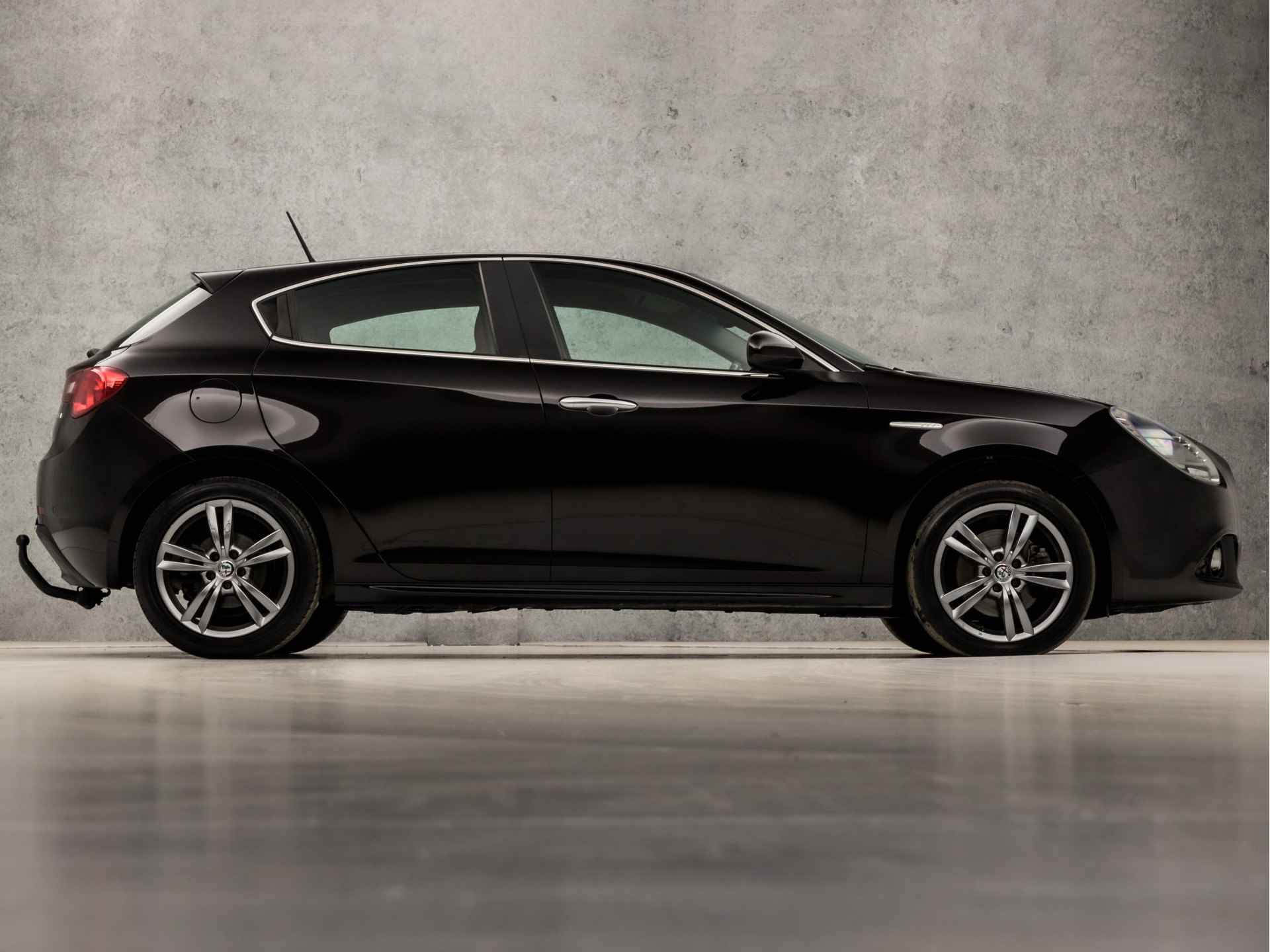 Alfa Romeo Giulietta 1.4 Turbo Premium Super Sport 170Pk Automaat (NAVIGATIE, CLIMATE, STOELVERWARMING, LEDER, SPORTSTOELEN, TREKHAAK, NIEUWE APK, START/STOP, XENON, CRUISE, NIEUWSTAAT) - 4/34