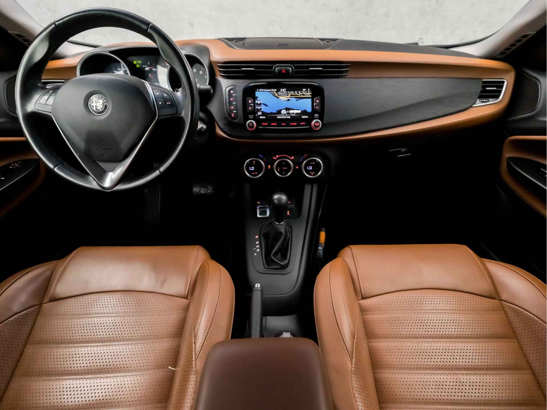 Alfa Romeo Giulietta 1.4 Turbo Premium Super Sport 170Pk Automaat (NAVIGATIE, CLIMATE, STOELVERWARMING, LEDER, SPORTSTOELEN, TREKHAAK, NIEUWE APK, START/STOP, XENON, CRUISE, NIEUWSTAAT) - 6/34