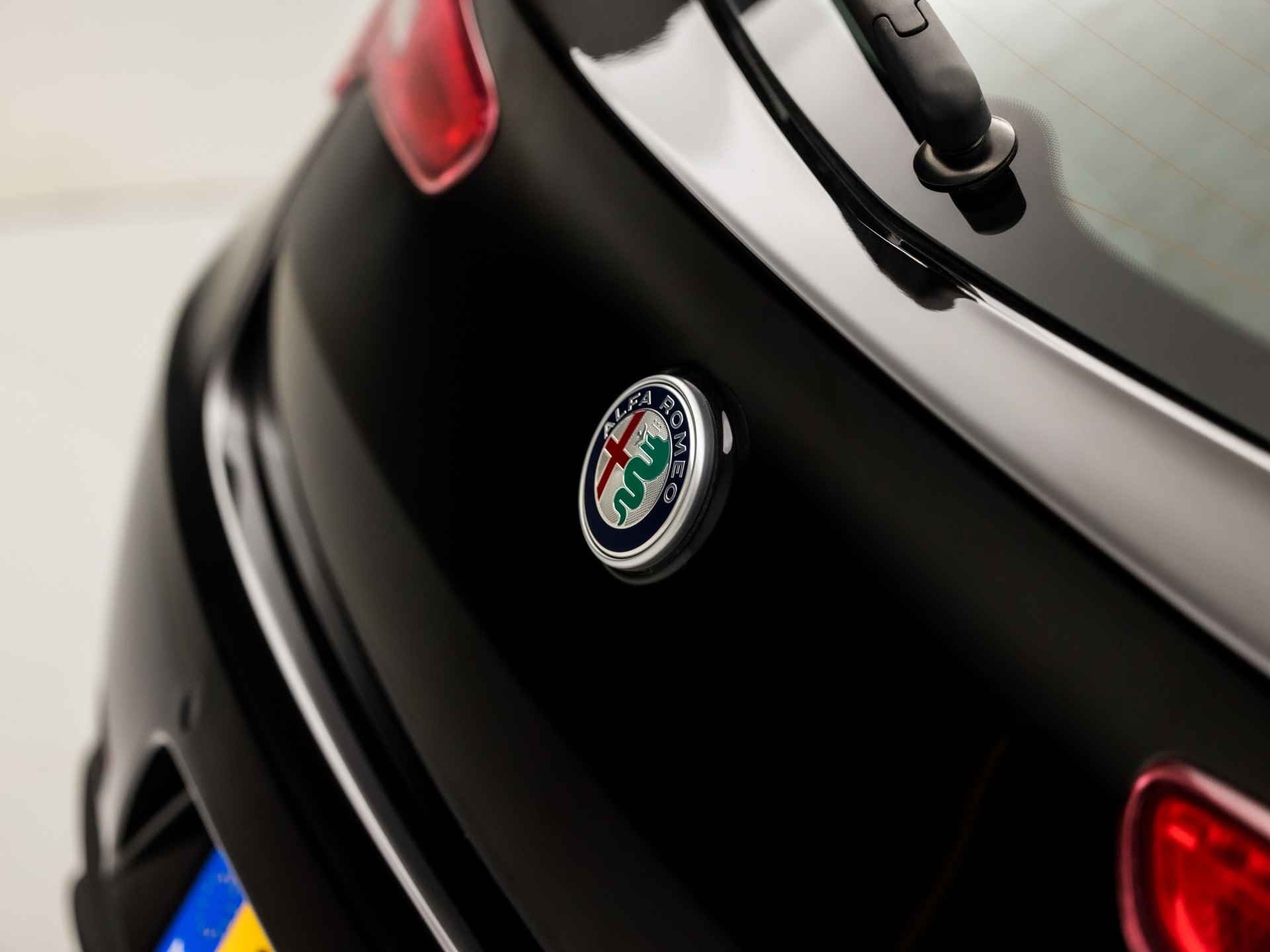 Alfa Romeo Giulietta 1.4 Turbo Premium Super Sport 170Pk Automaat (NAVIGATIE, CLIMATE, STOELVERWARMING, LEDER, SPORTSTOELEN, TREKHAAK, NIEUWE APK, START/STOP, XENON, CRUISE, NIEUWSTAAT) - 28/34