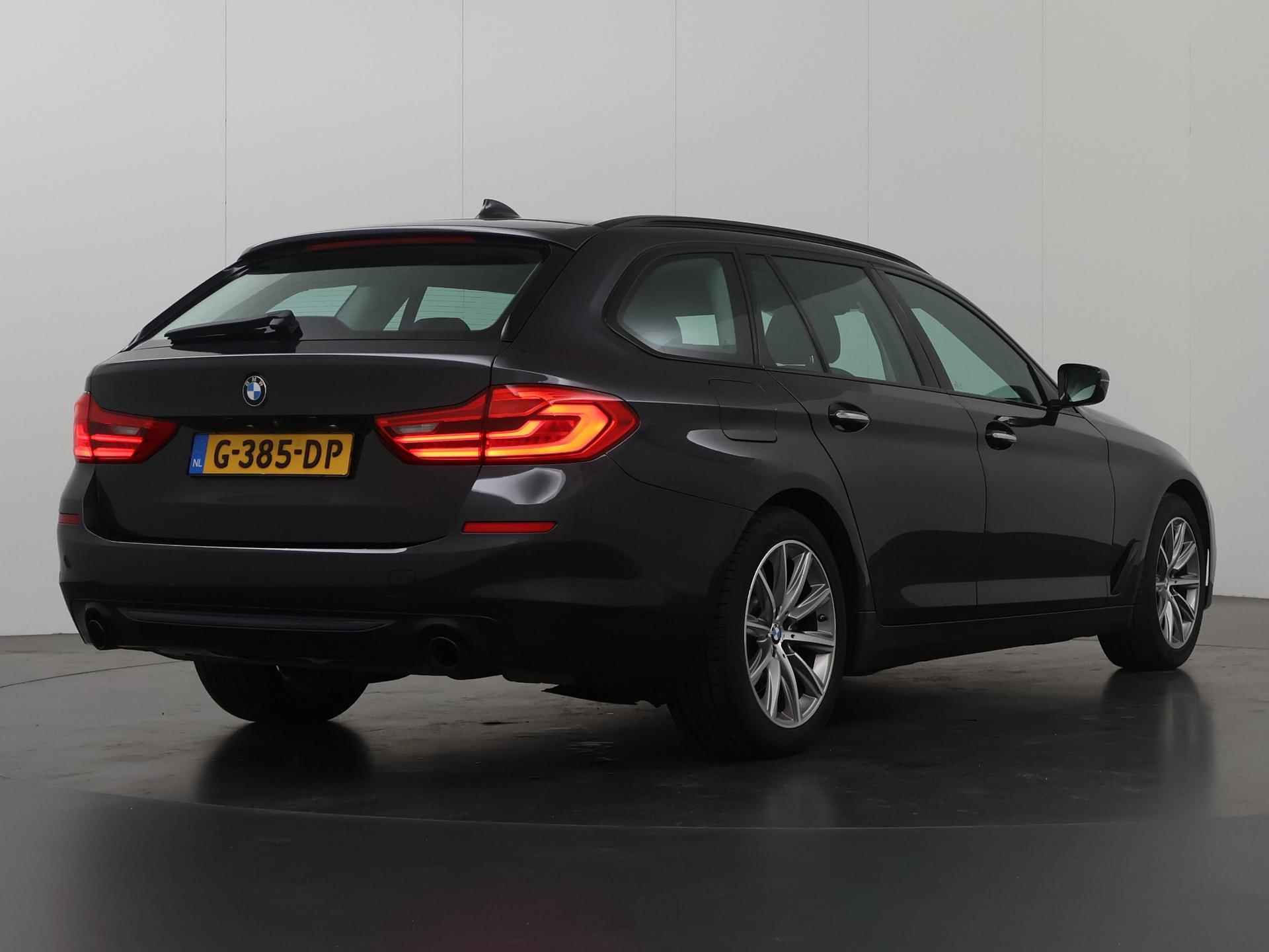 BMW 5-serie Touring 520i High Executive Sport Line | Trekhaak | Navigatie | Sportstoelen | Parkeercamera | Keyless Go | Stoelverwarming | - 3/49