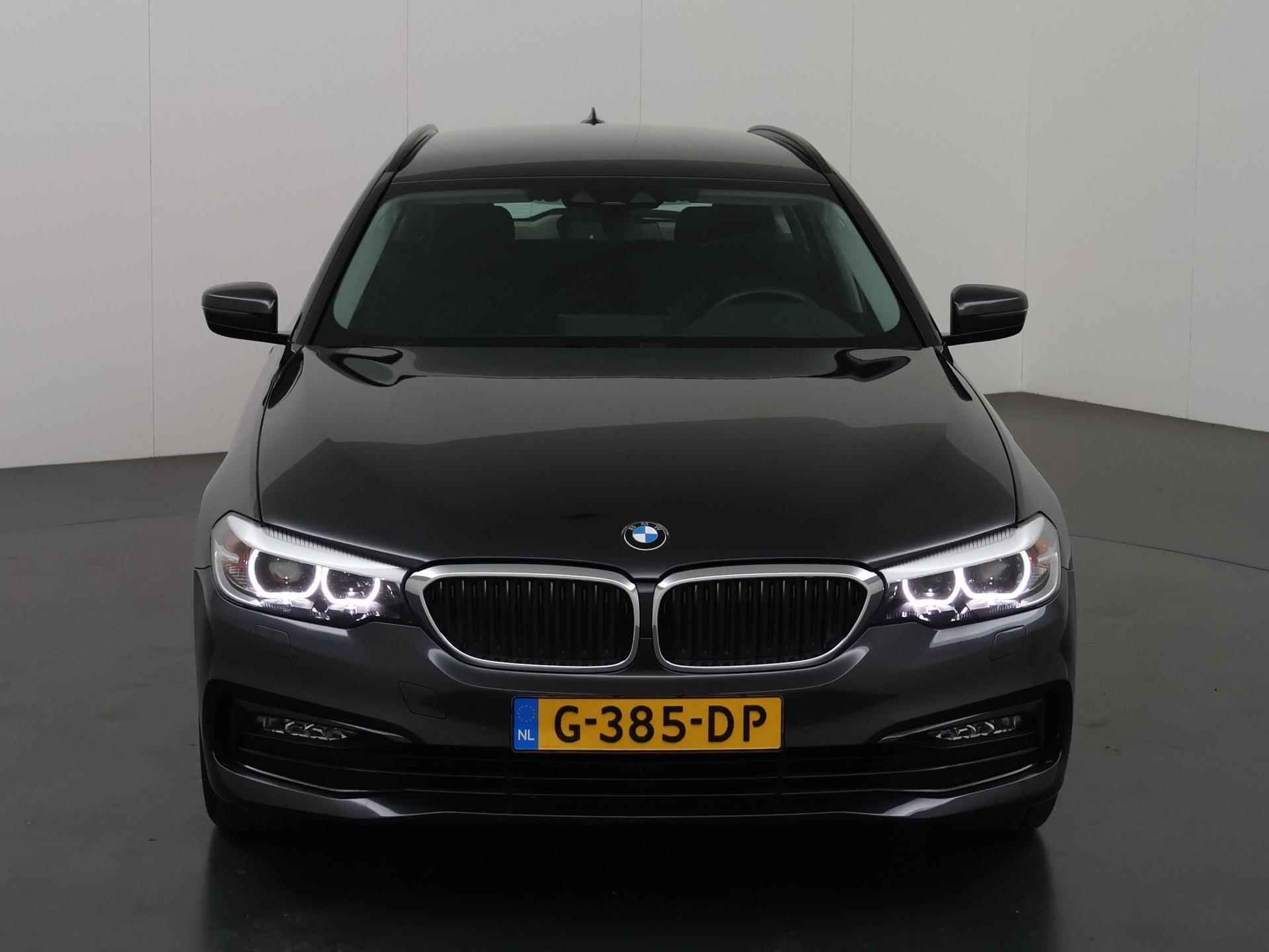 BMW 5-serie Touring 520i High Executive Sport Line | Trekhaak | Navigatie | Sportstoelen | Parkeercamera | Keyless Go | Stoelverwarming | - 4/49