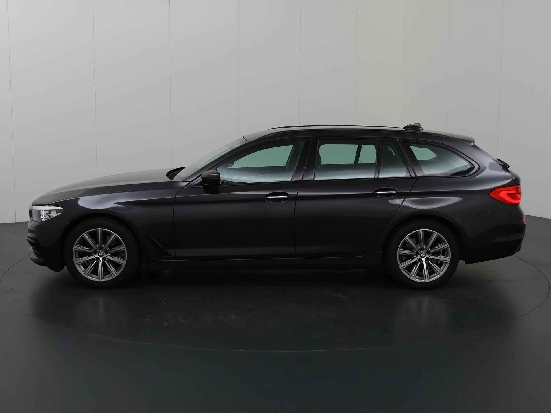 BMW 5-serie Touring 520i High Executive Sport Line | Trekhaak | Navigatie | Sportstoelen | Parkeercamera | Keyless Go | Stoelverwarming | - 6/49