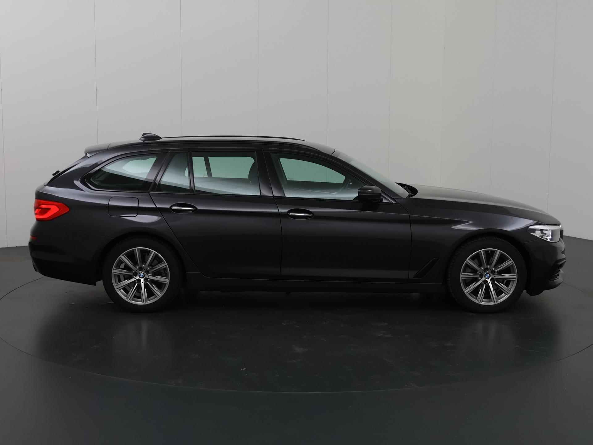 BMW 5-serie Touring 520i High Executive Sport Line | Trekhaak | Navigatie | Sportstoelen | Parkeercamera | Keyless Go | Stoelverwarming | - 7/49