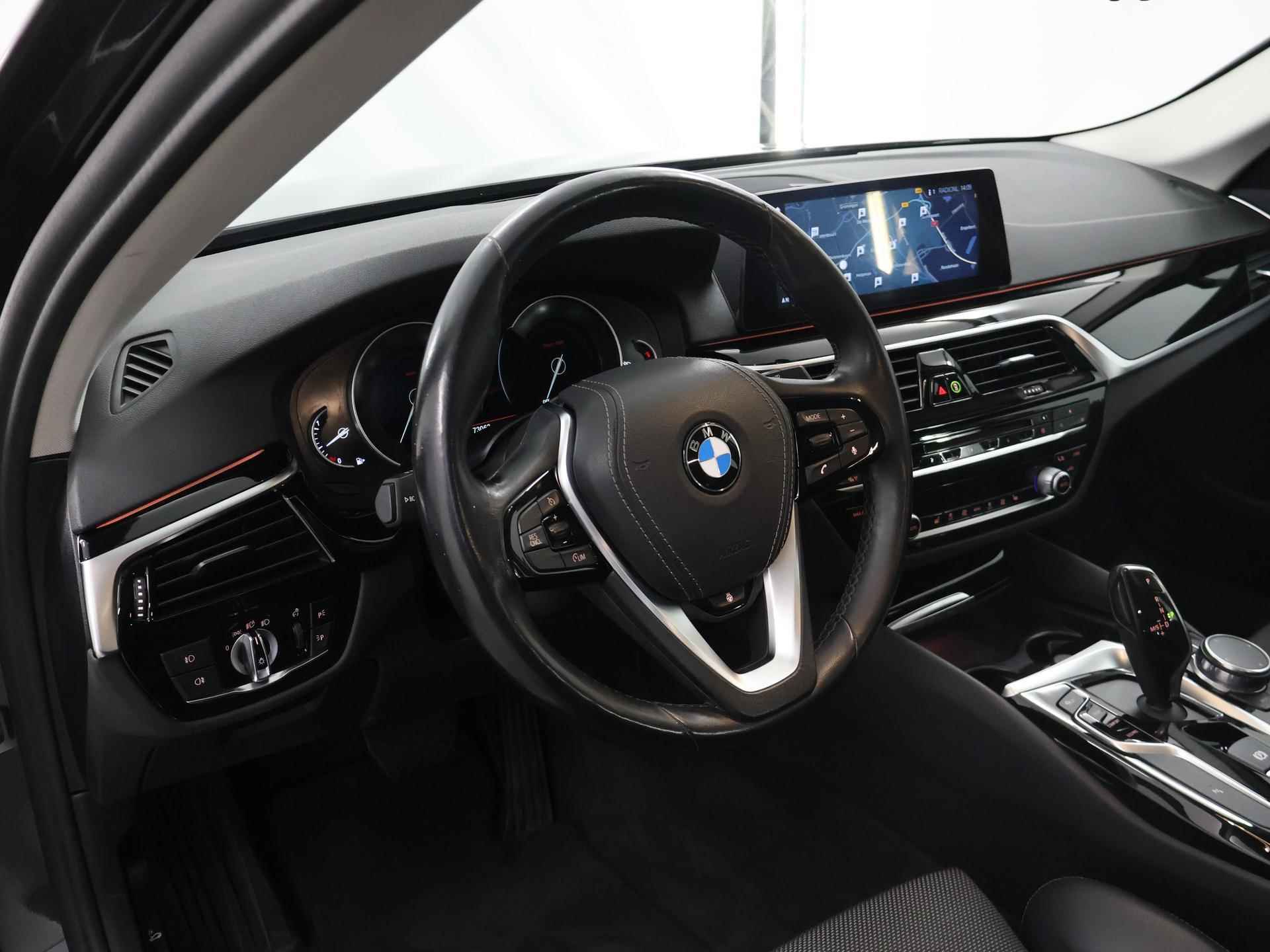 BMW 5-serie Touring 520i High Executive Sport Line | Trekhaak | Navigatie | Sportstoelen | Parkeercamera | Keyless Go | Stoelverwarming | - 8/49