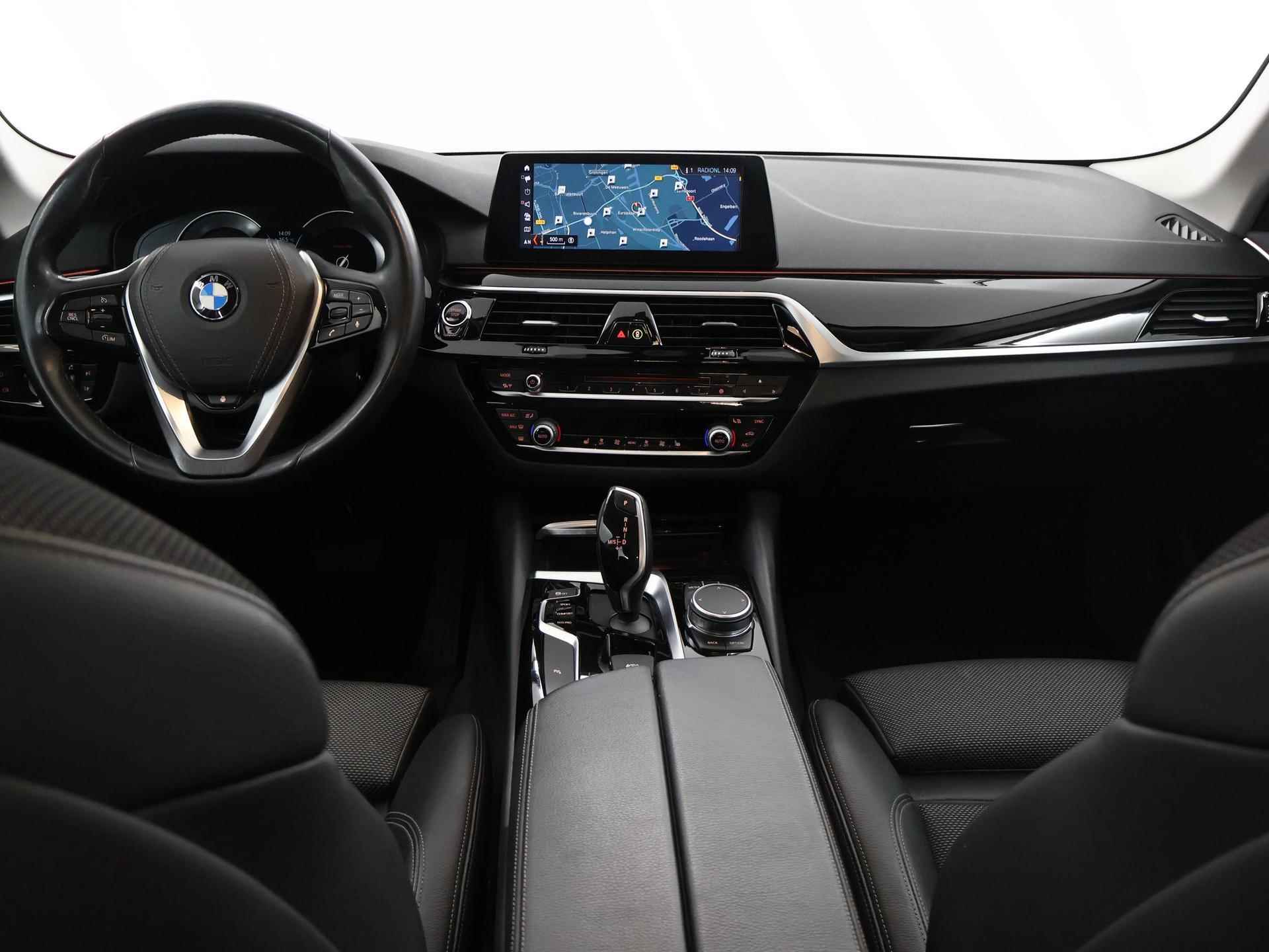 BMW 5-serie Touring 520i High Executive Sport Line | Trekhaak | Navigatie | Sportstoelen | Parkeercamera | Keyless Go | Stoelverwarming | - 9/49