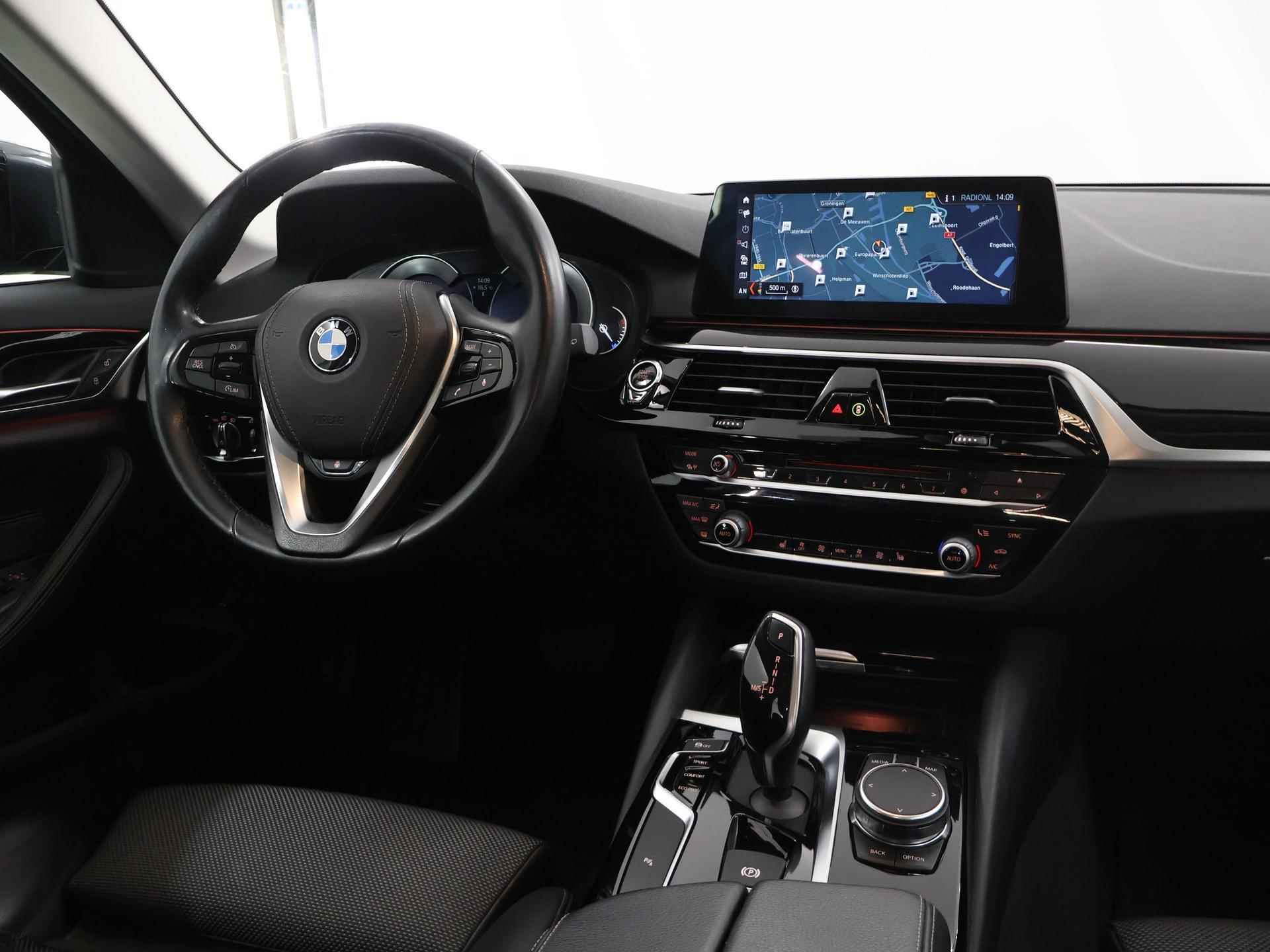 BMW 5-serie Touring 520i High Executive Sport Line | Trekhaak | Navigatie | Sportstoelen | Parkeercamera | Keyless Go | Stoelverwarming | - 10/49