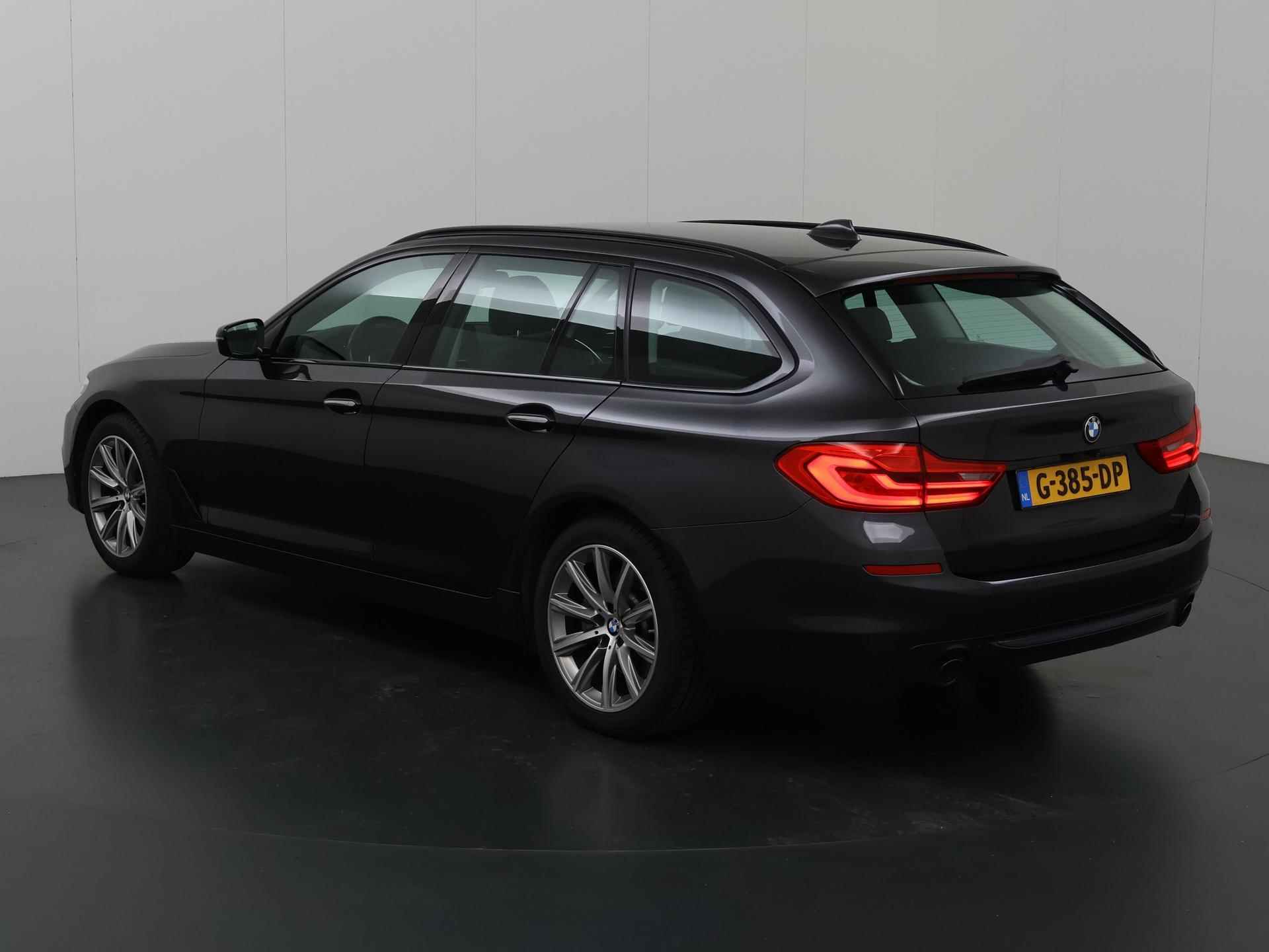 BMW 5-serie Touring 520i High Executive Sport Line | Trekhaak | Navigatie | Sportstoelen | Parkeercamera | Keyless Go | Stoelverwarming | - 23/49