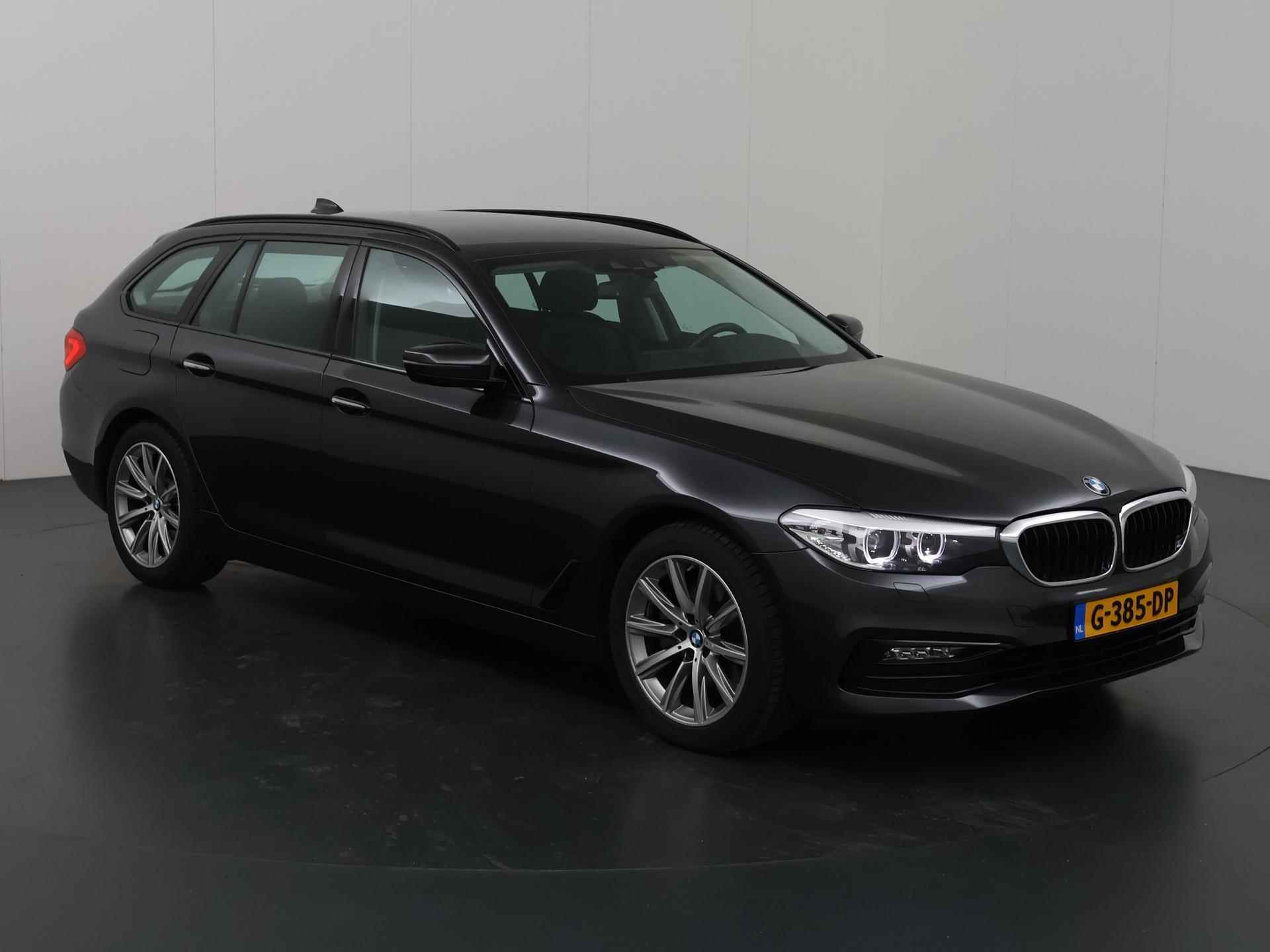 BMW 5-serie Touring 520i High Executive Sport Line | Trekhaak | Navigatie | Sportstoelen | Parkeercamera | Keyless Go | Stoelverwarming | - 24/49