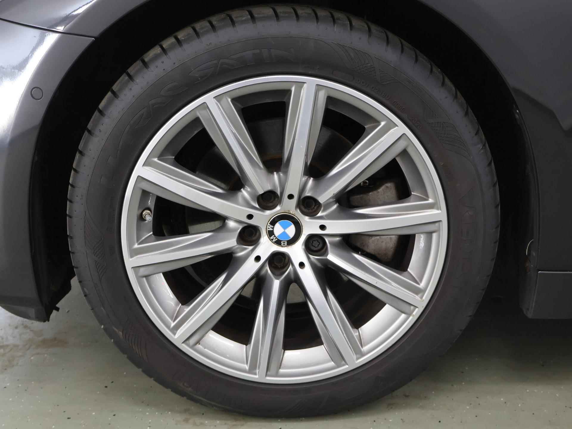 BMW 5-serie Touring 520i High Executive Sport Line | Trekhaak | Navigatie | Sportstoelen | Parkeercamera | Keyless Go | Stoelverwarming | - 48/49