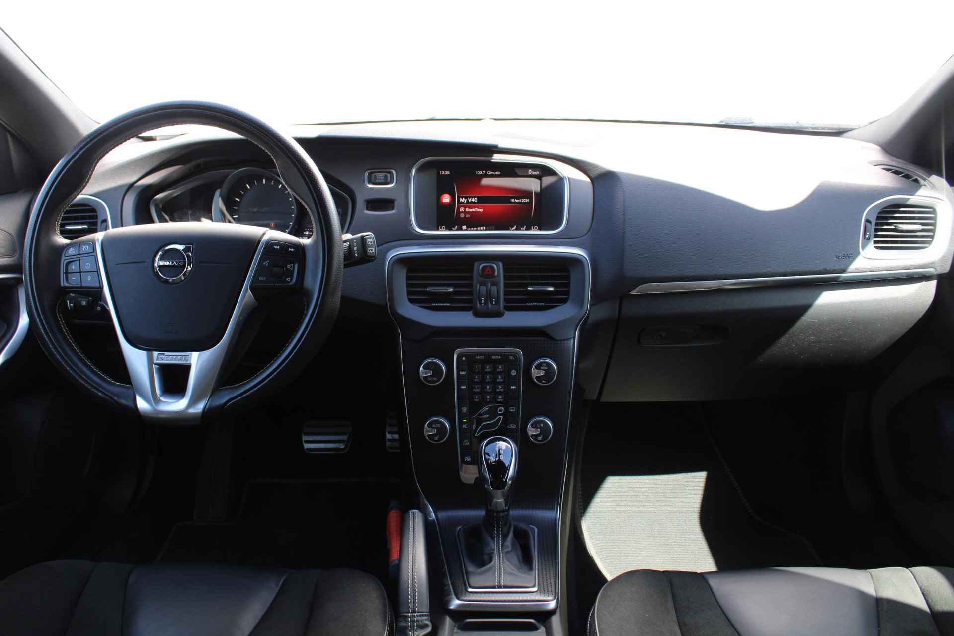 Volvo V40 1.5 T3 Polar+ Sport, Panorama dak, Parkeer Camera Achter, Full map navigatie, Bluetooth, Harman Kardon, Stoelverwarming voor, 17" Lichtmetalen velgen, - 13/53
