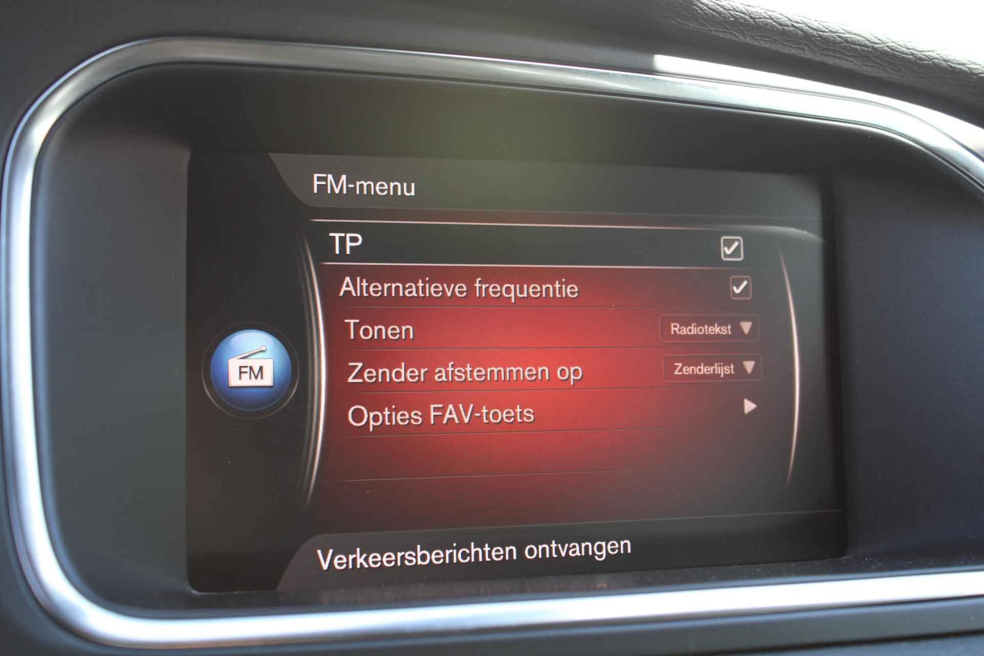 Volvo V40 1.5 T3 Polar+ Sport, Panorama dak, Parkeer Camera Achter, Full map navigatie, Bluetooth, Harman Kardon, Stoelverwarming voor, 17" Lichtmetalen velgen, - 51/53