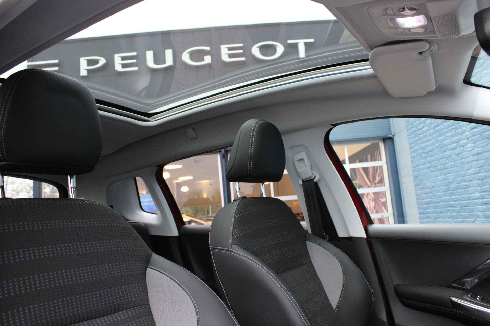 Peugeot 2008 SUV 1.2 PureTech 110pk EAT6 Allure | Automaat | Navigatie | Camera | Panoramadak | Trekhaak | 17 Inch | - 5/28