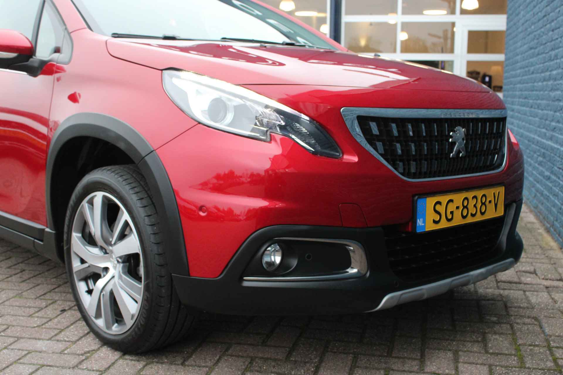 Peugeot 2008 SUV 1.2 PureTech 110pk EAT6 Allure | Automaat | Navigatie | Camera | Panoramadak | Trekhaak | 17 Inch | - 7/28