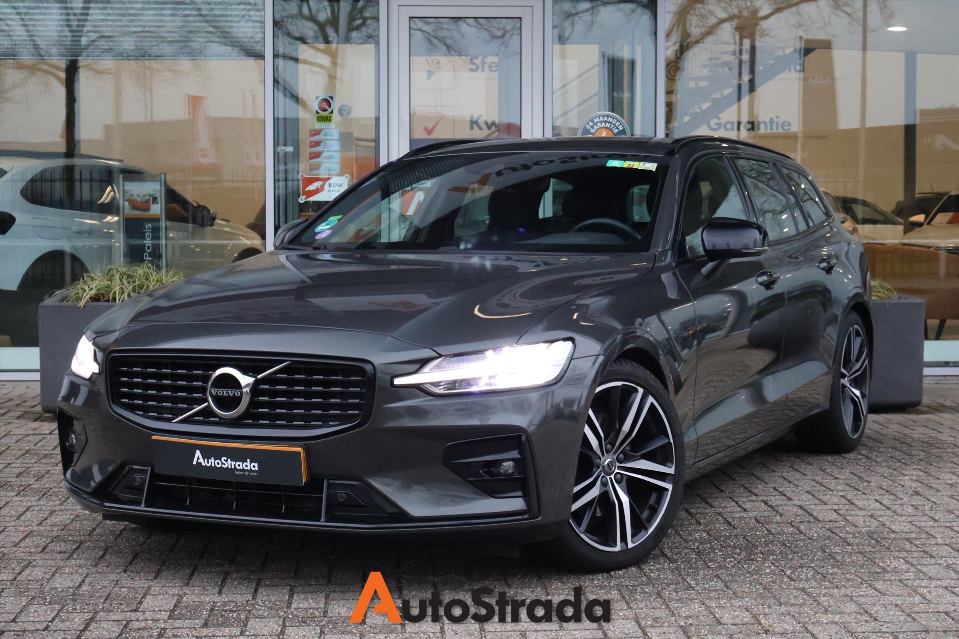 Volvo V60 B3 R-Design 163pk Geartronic | Carplay | Keyless | Camera | Stoelverwarming | LED | Navi | Memory