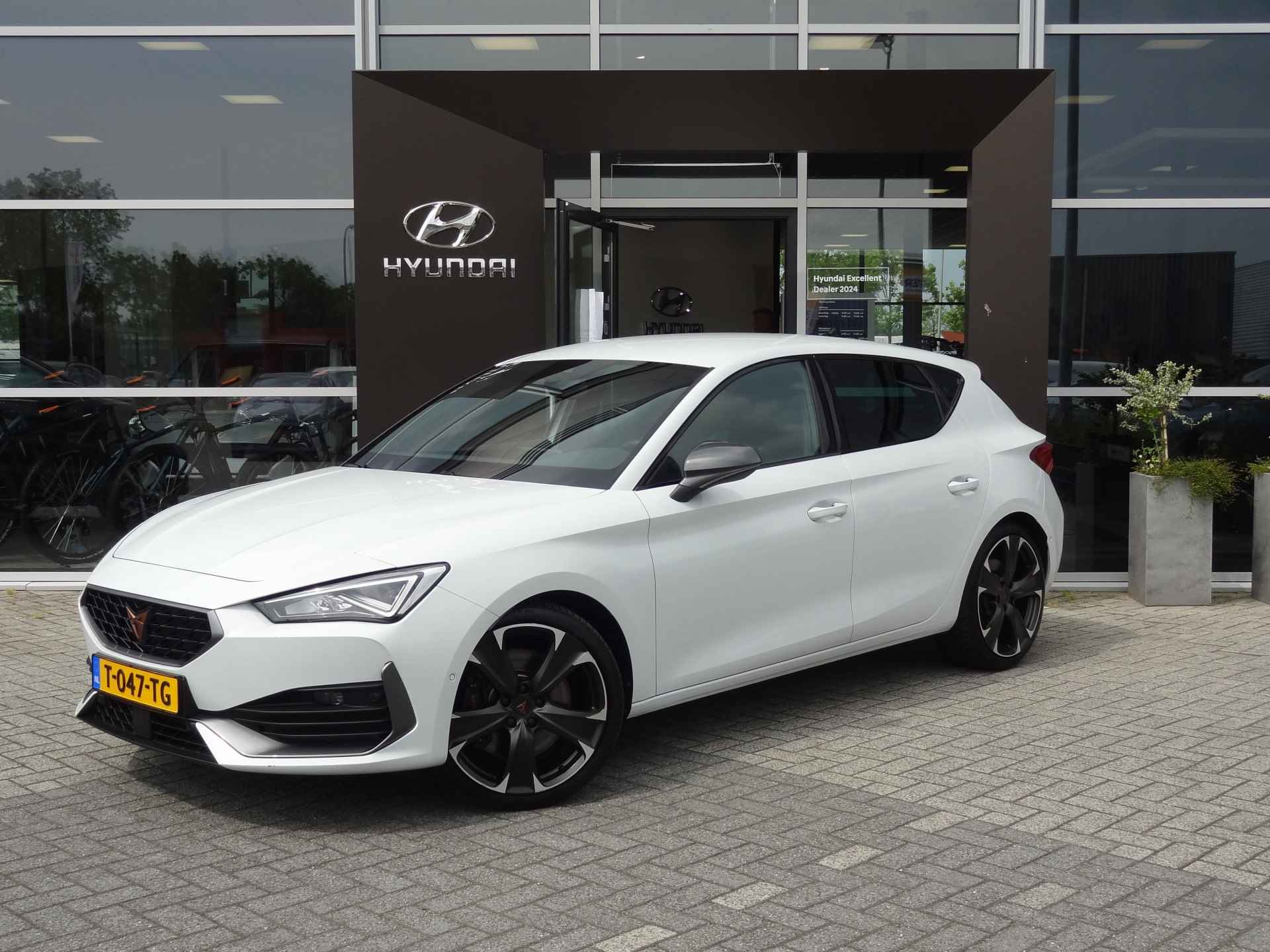 CUPRA Leon 2.0 TSI VZ 300PK DSG | Launch control | Camera | Adpt. Cruise | Stoel / Stuur verwarming | Clima | PDC | Sport onderstel | Sport - 1/38