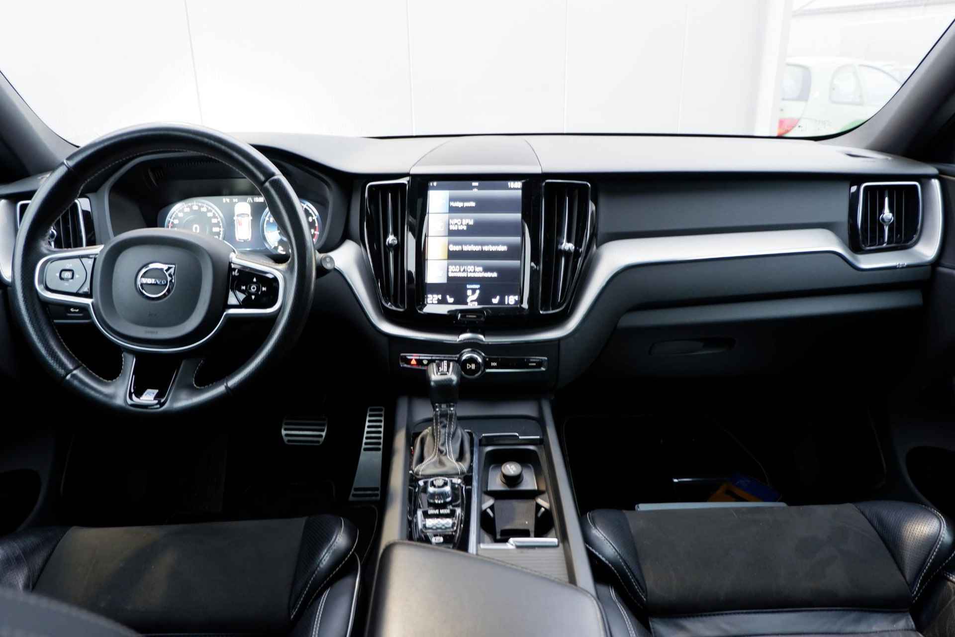 Volvo XC60 T5 Automaat AWD R-Design, Volvo XC60 T5 AWD AUT8 250PK R-Design, Elektrisch bedienbaar glazen panoramisch schuif-/kanteldak, Adaptieve Cruise Control met Pilot Assist, BLIS Dodehoekdetectie, 360 graden rondomzicht camera, 19" Lichtmetalen velgen - 4/25