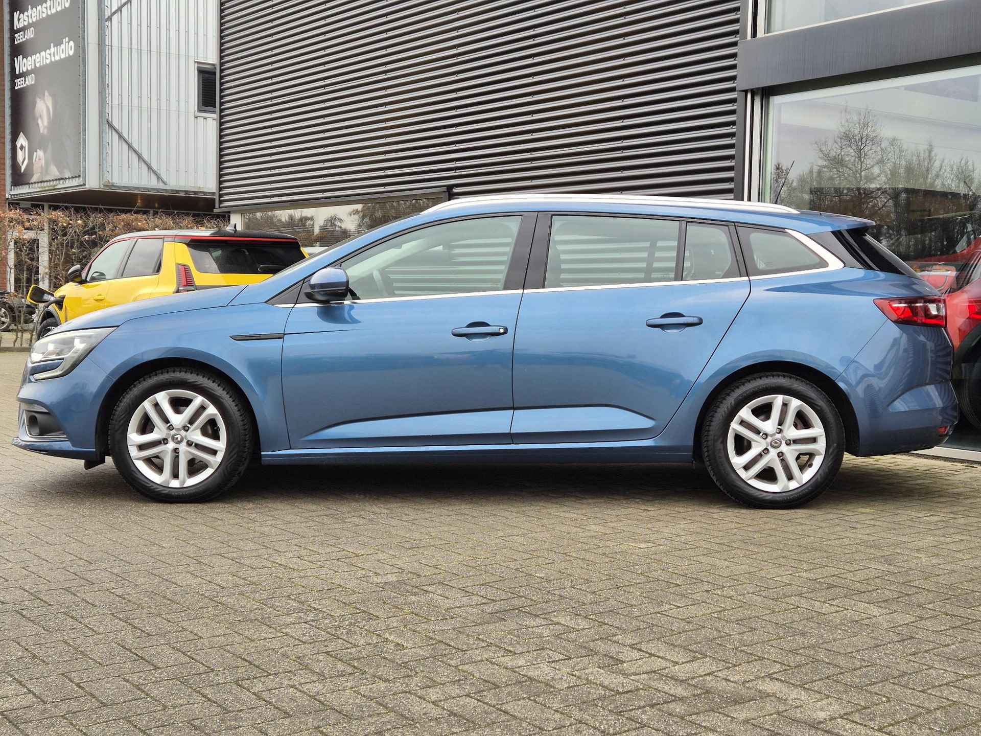 Renault Mégane Estate 1.3 TCe Zen Navigatie, Apple/Android Auto, All Season banden, Trekhaak - 3/43