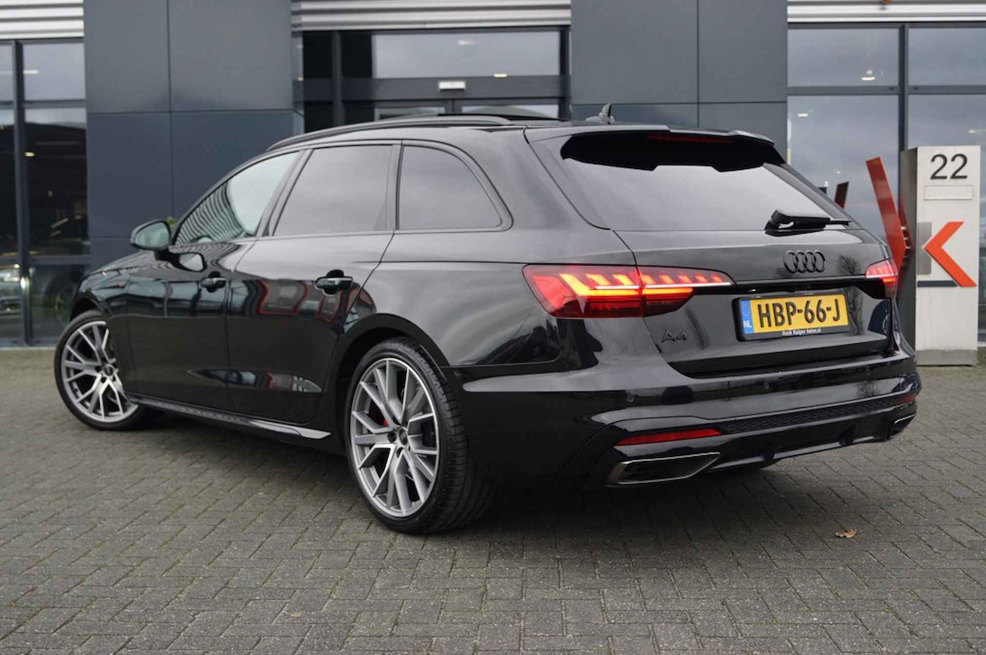 AUDI A4 Avant 40 TFSI S-Line S-Tronic /Panodak/19 Inch LM/Matrix LED - 2/58