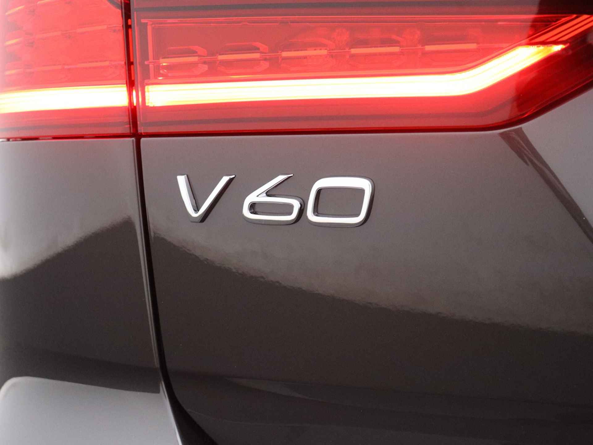 Volvo V60 2.0 B3 Plus Dark | Stoelverwarming | Camera | Voorruit verwarmin - 41/44