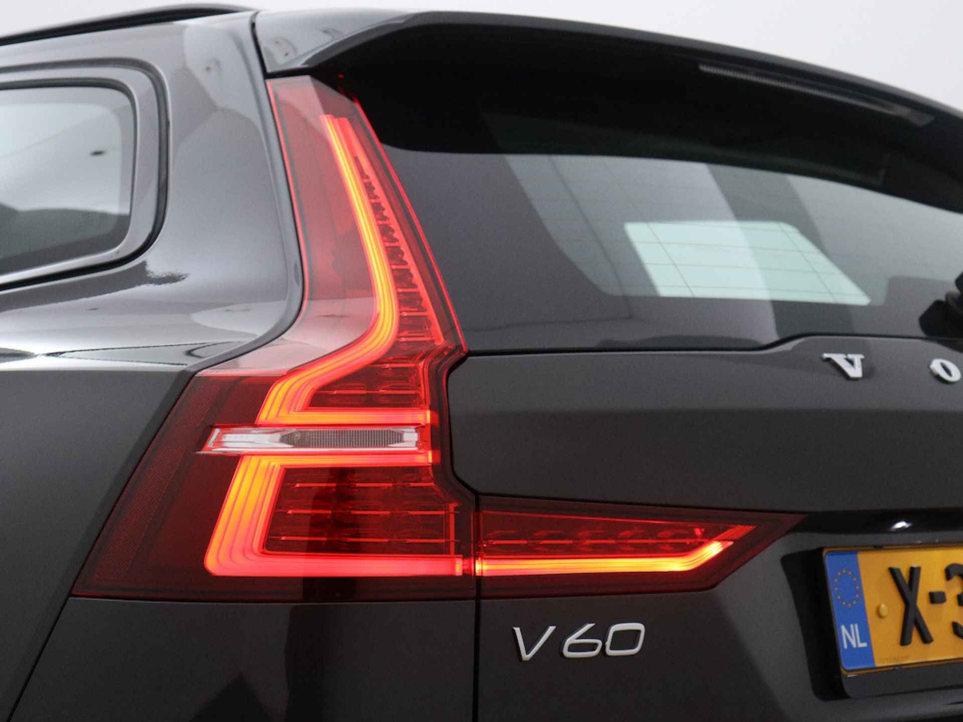 Volvo V60 2.0 B3 Plus Dark | Stoelverwarming | Camera | Voorruit verwarmin - 44/44