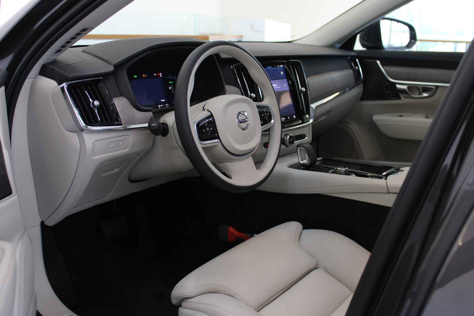 Volvo V90 T6 350PK AWD Plus Bright | Luchtvering | Panoramadak | Trekhaak | HK Audio | Comfortstoelen | Blis | Getint Glas - 4/70