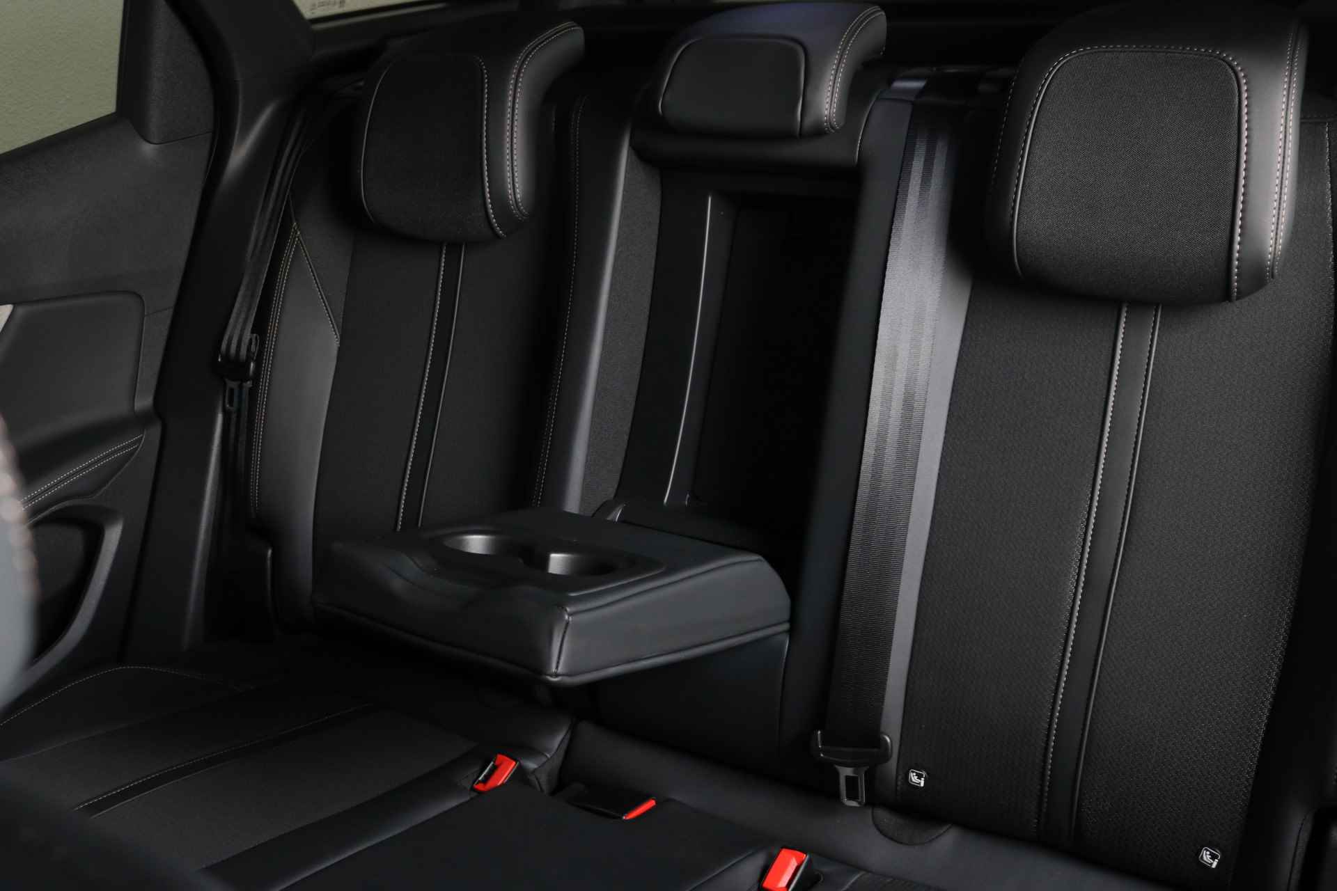 Peugeot 3008 1.2 130PK GT Black Pack | Automaat | Adaptieve Cruise | Stoelverwarming | Dode hoek | 19''LMV  | Camera | Bluetooth | Navigatie | Leder/Stof | Carplay | - 20/51