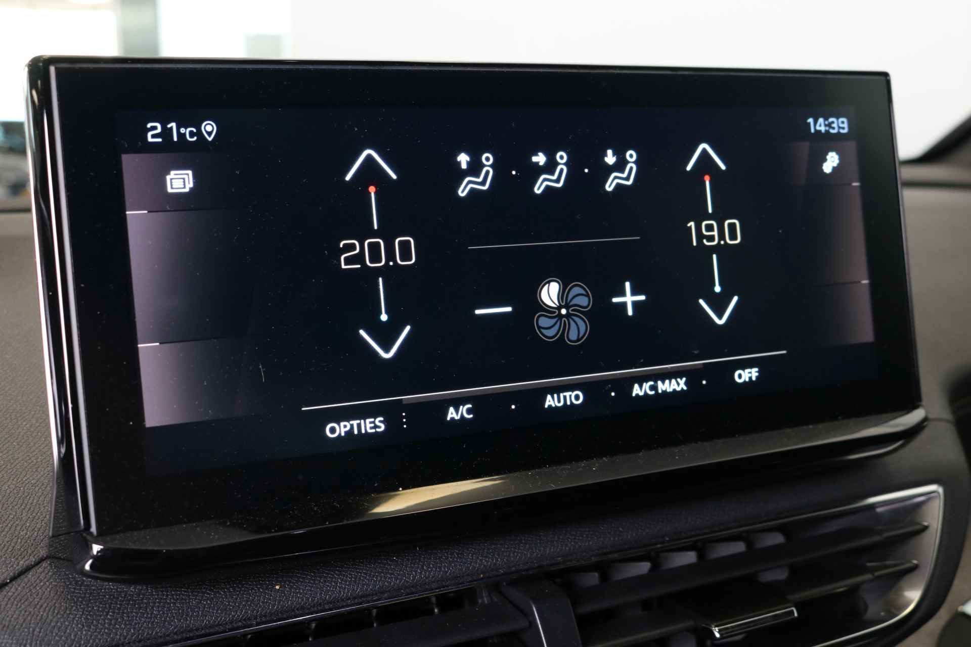 Peugeot 3008 1.2 130PK GT Black Pack | Automaat | Adaptieve Cruise | Stoelverwarming | Dode hoek | 19''LMV  | Camera | Bluetooth | Navigatie | Leder/Stof | Carplay | - 37/51