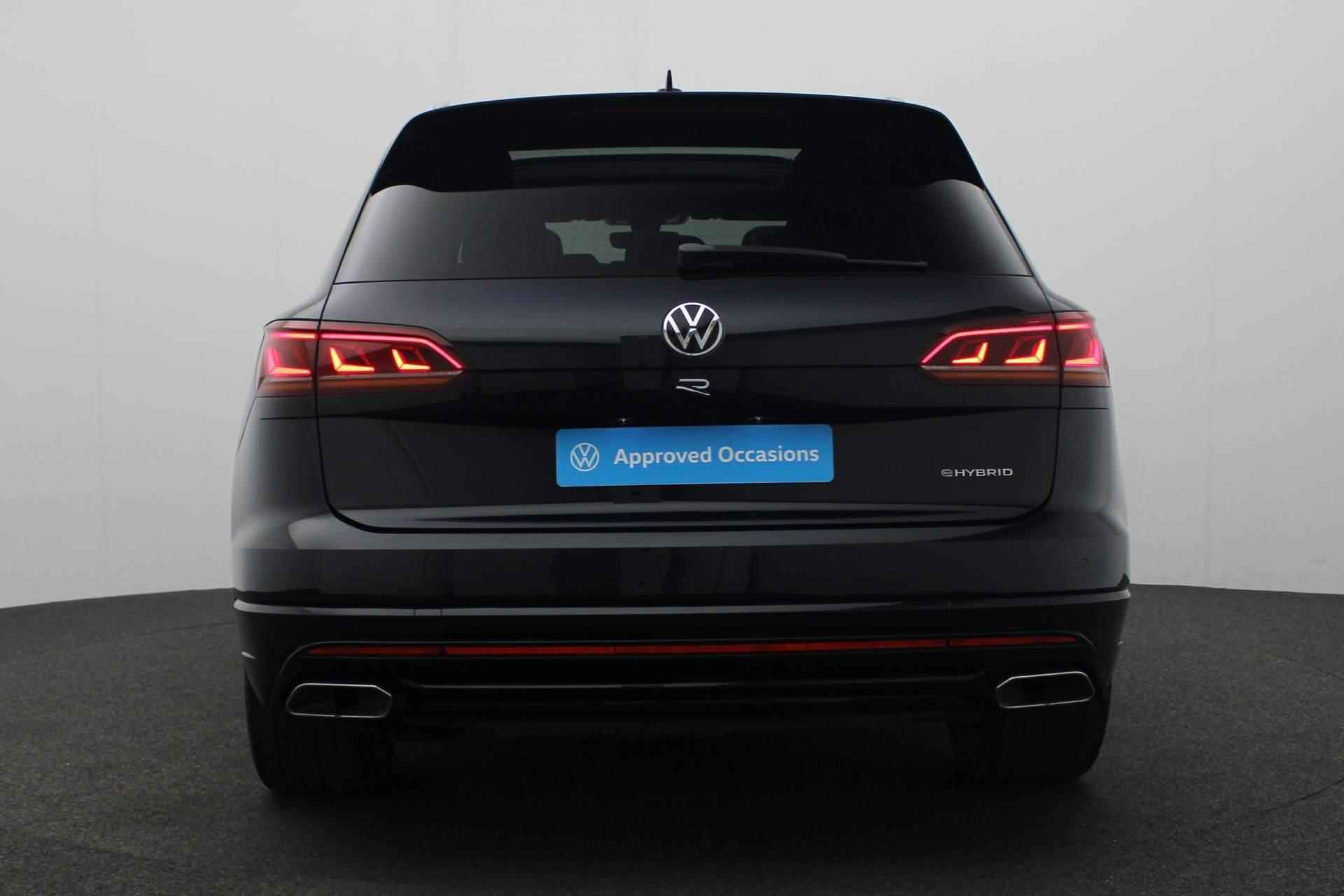 Volkswagen Touareg 3.0 TSi 462PK tiptronic eHybrid 4MOTION R | Pano | Luchtvering | 360 Camera | Geheugenstoel | HUD | Stuur-/stoelverwarming - 21/45