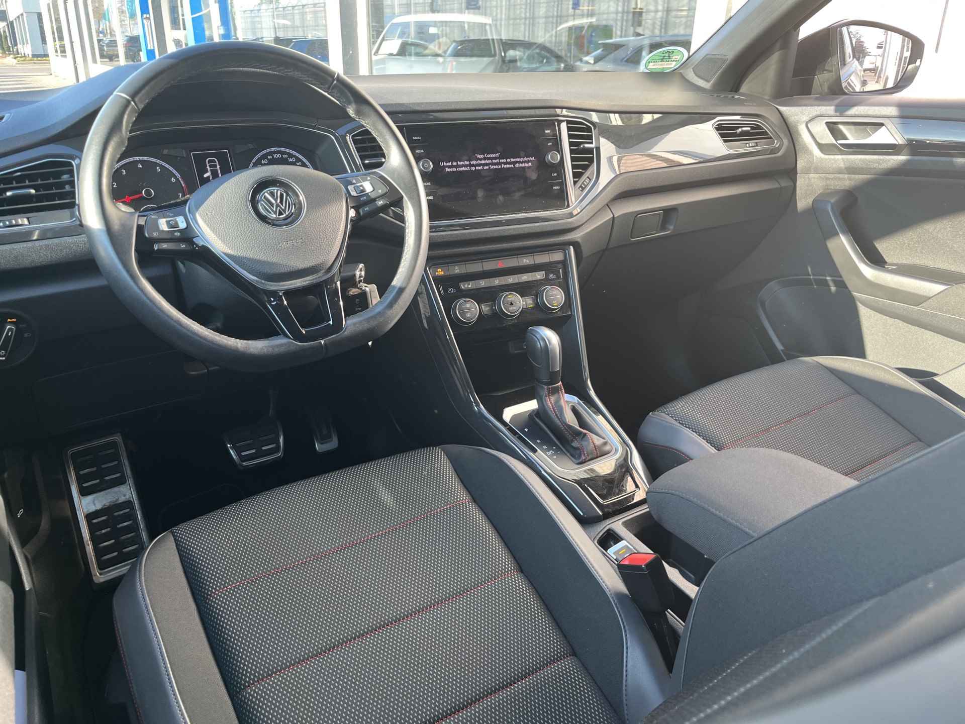 Volkswagen T-Roc 1.5 TSI Sport / AUTOMAAT/ ADAPT. CRUISE/ NAVI/ PARK. SENSOREN V&A/ CLIMATE/ STUUR & STOELVERWARMING/ LANE ASSIST - 7/29